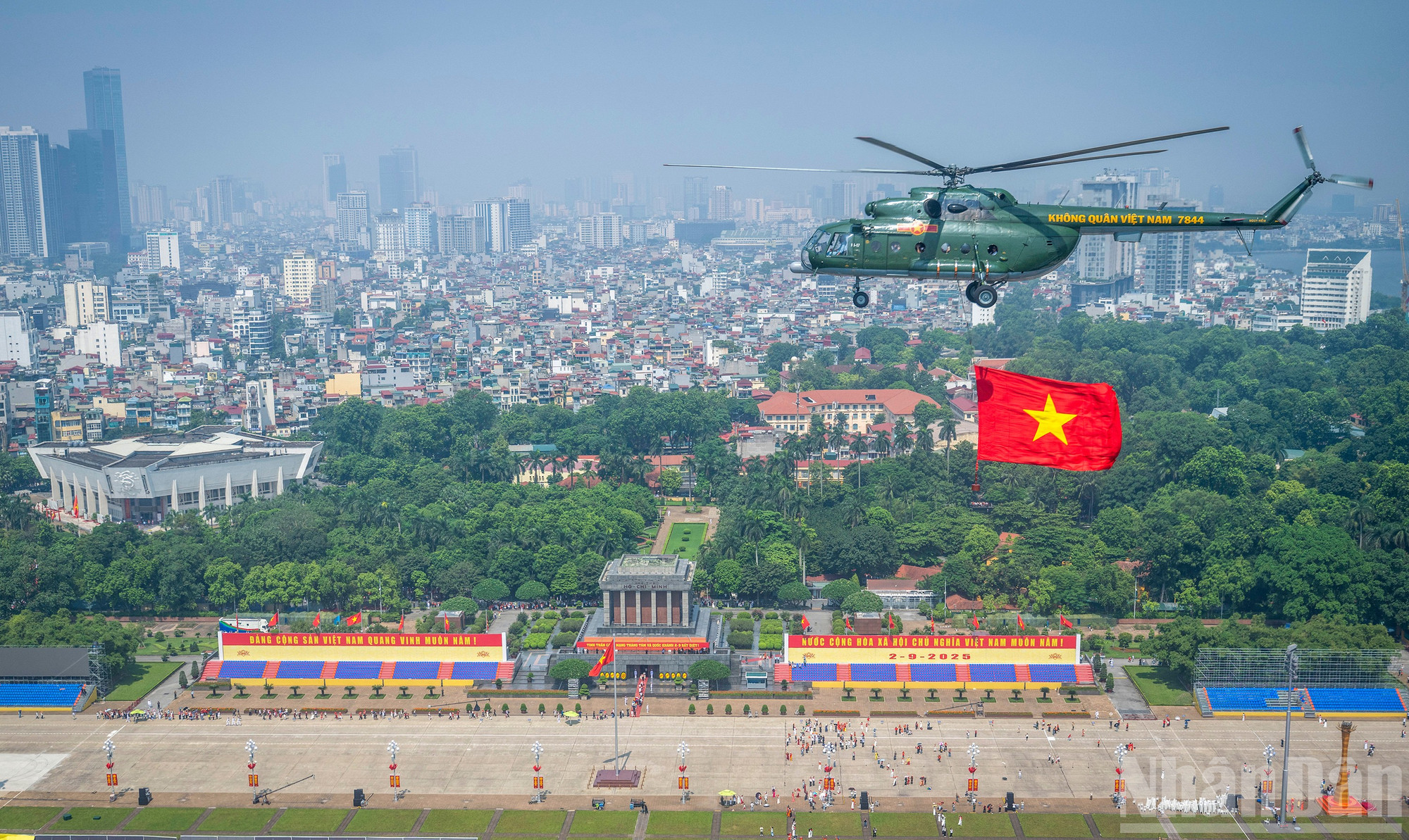 Biên đội trực thăng bay ngang qua Quảng trường Ba Đình sáng 24/8.