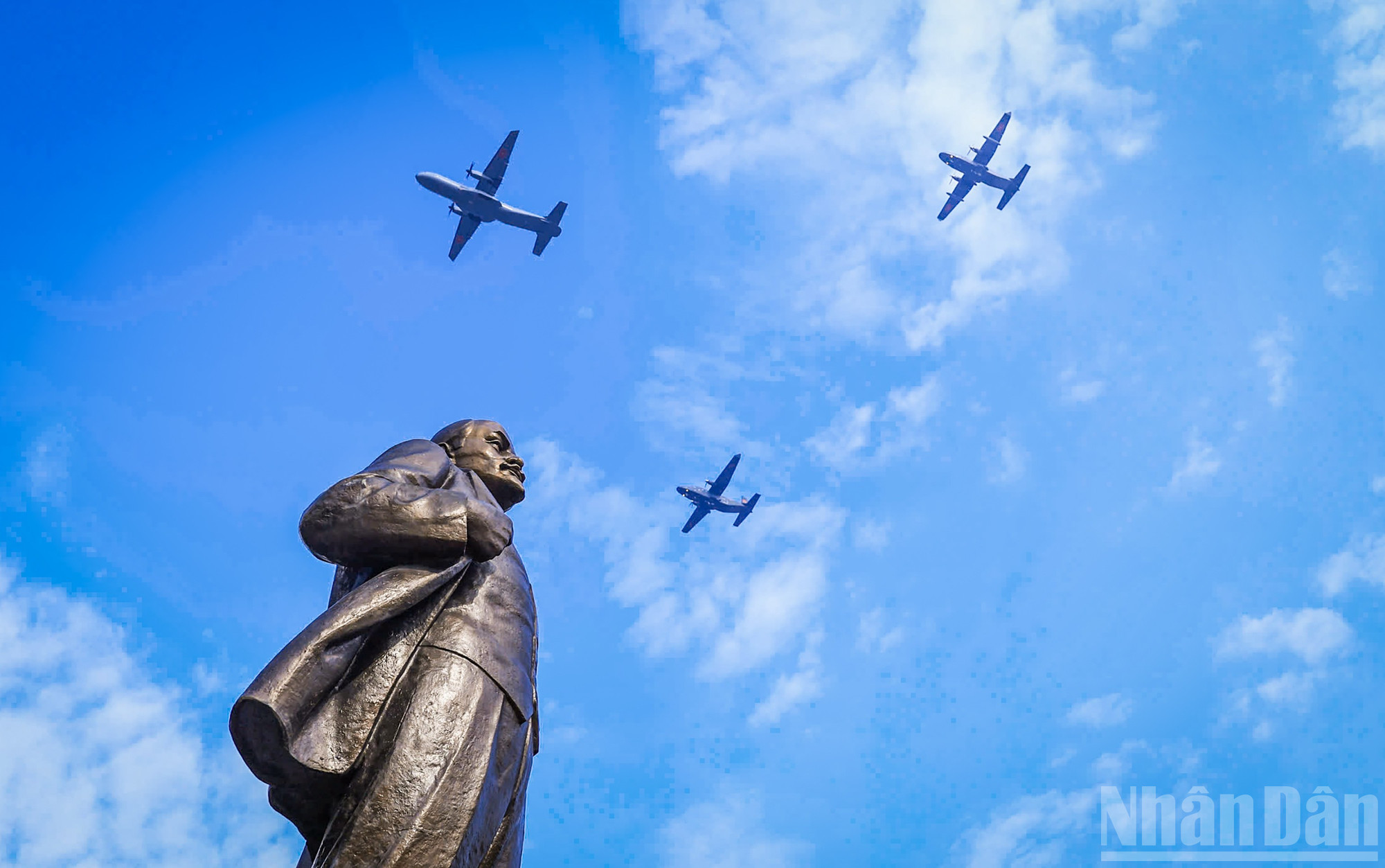 L-39編隊がレーニン記念碑の上空を飛行した瞬間。 ndo_br_a4633497c80c4052191d.jpg