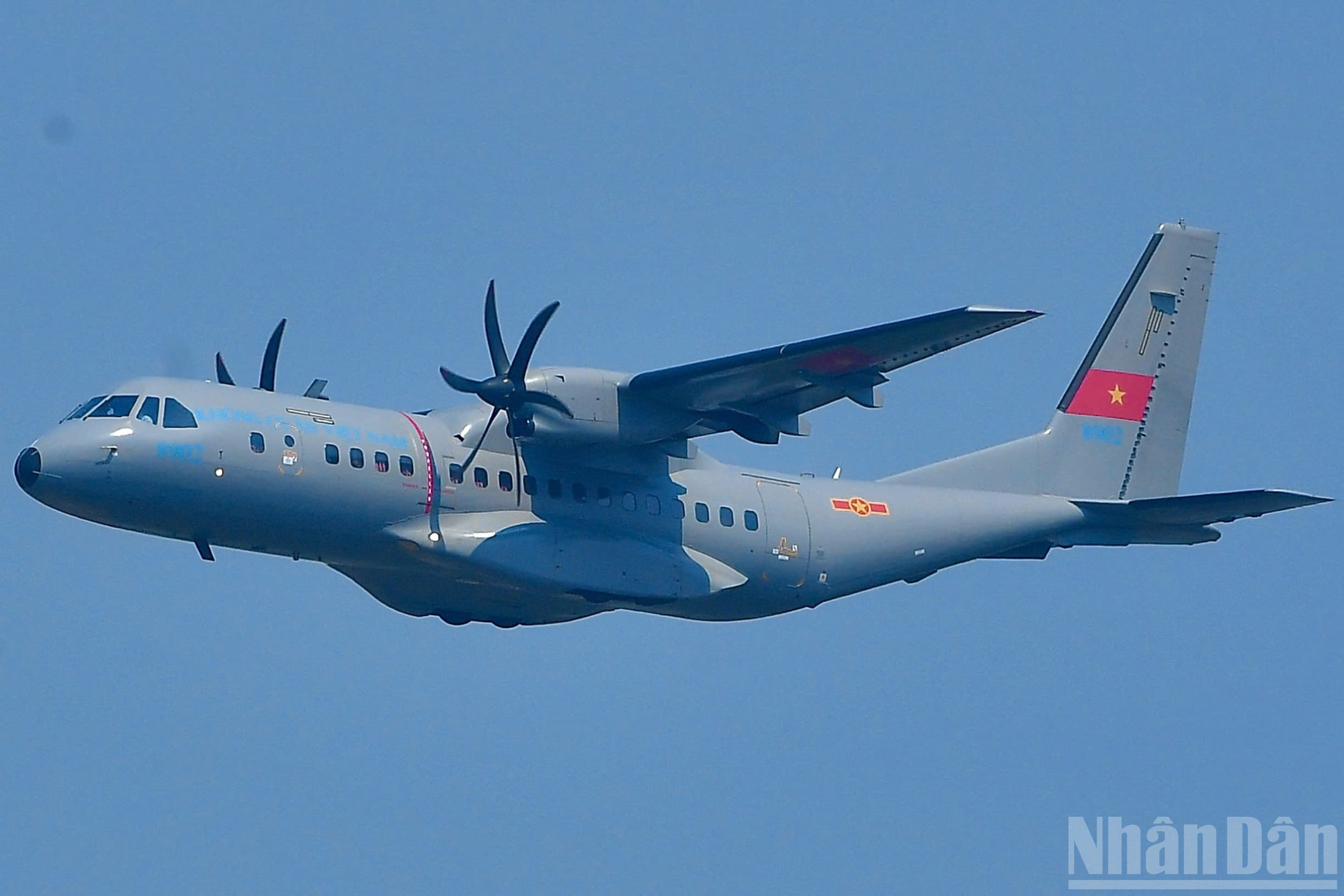 ヘリコプター編隊の後に続いたのは、CASA輸送機C-295とC-212iの3機だった。 ndo_br_7117401d7286fad8a397.jpg