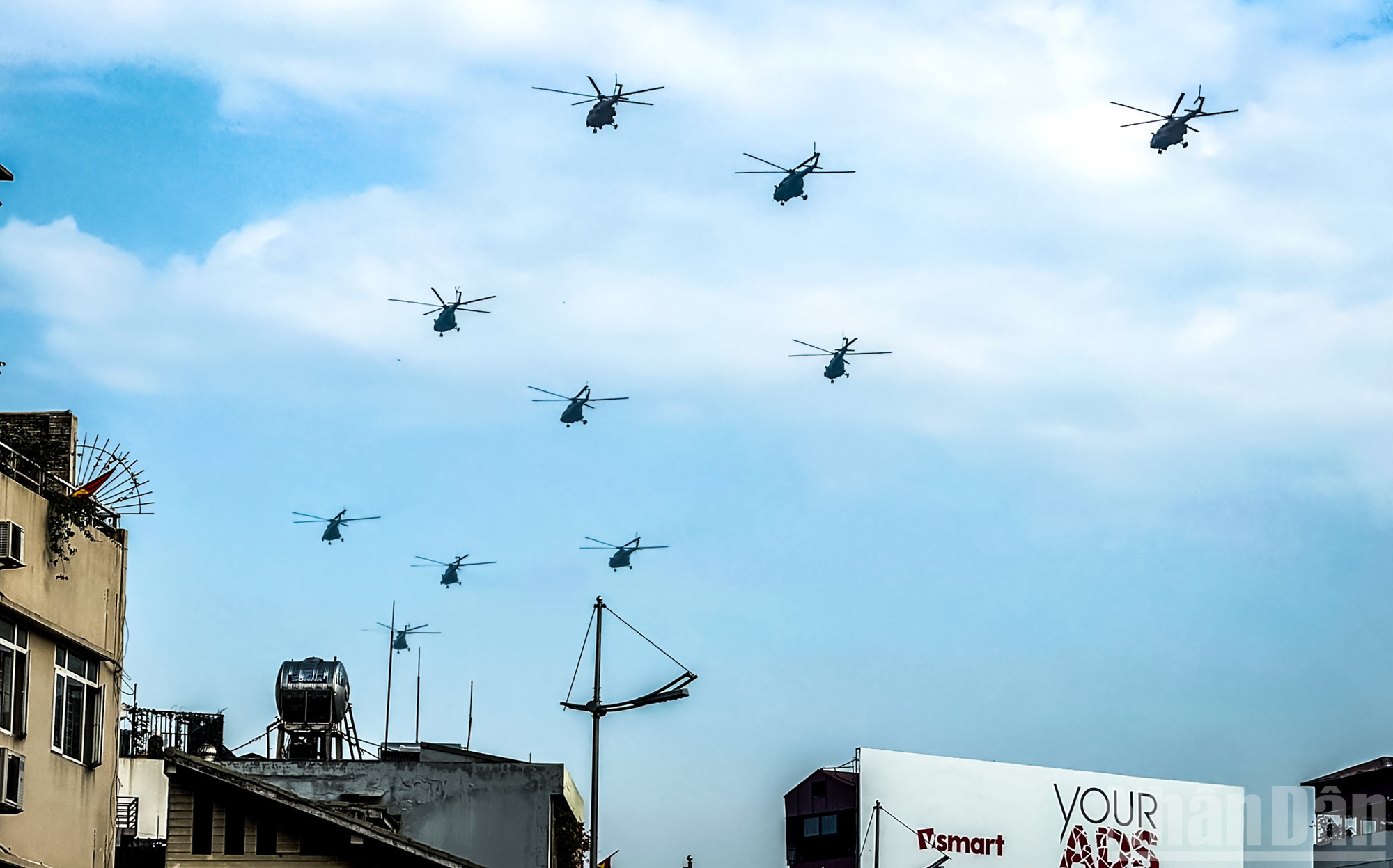 Mi-8、Mi-17、Mi-171、Mi-172の編隊は1-3-3-3の隊形を組んで配置され、飛行中は150メートル以上の高度を維持した。 ndo_br_img-3390.jpg