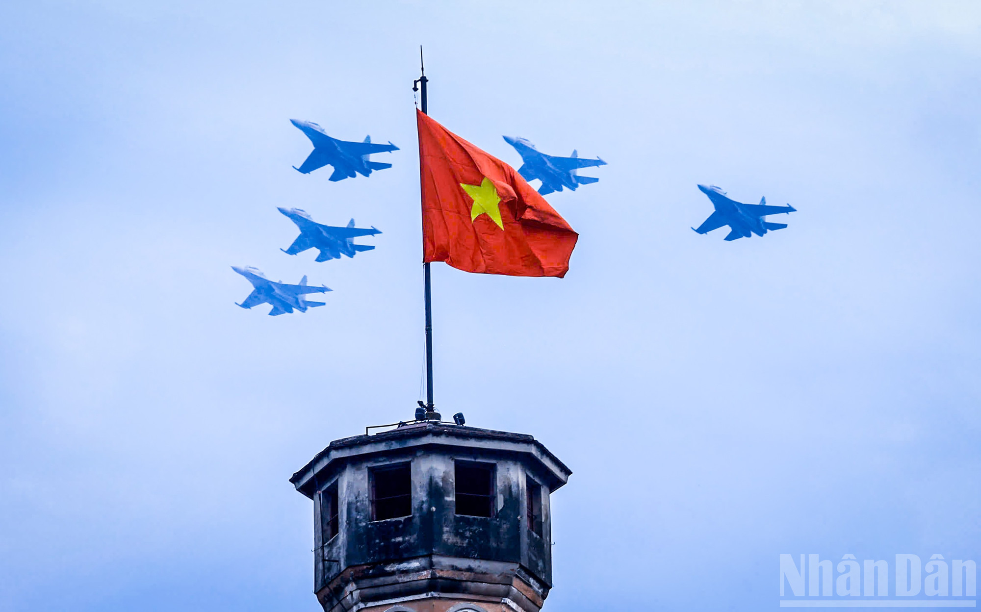 印象的な瞬間。写真には、ハノイ・フラッグタワー上空を飛行する5機のSu-30MK2が写っています。 ndo_br_15311c3de0a668f831b7.jpg
