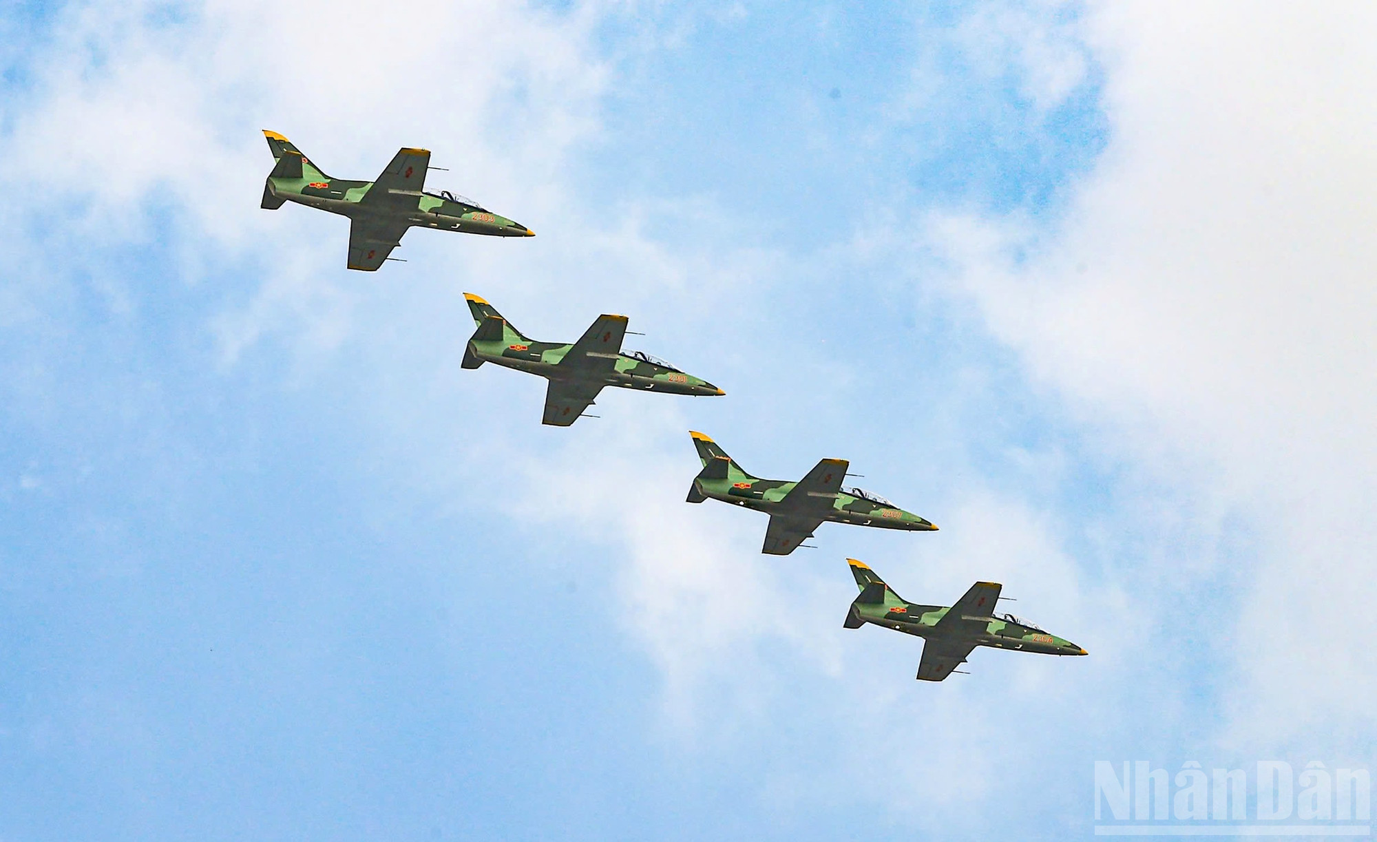 L-39NG練習機4機編隊がバーディン広場上空を飛行しました。盛大な式典に向けた訓練にL-39NGが参加したのは今回が初めてです。 ndo_br_abbe548b6510ed4eb401.jpg