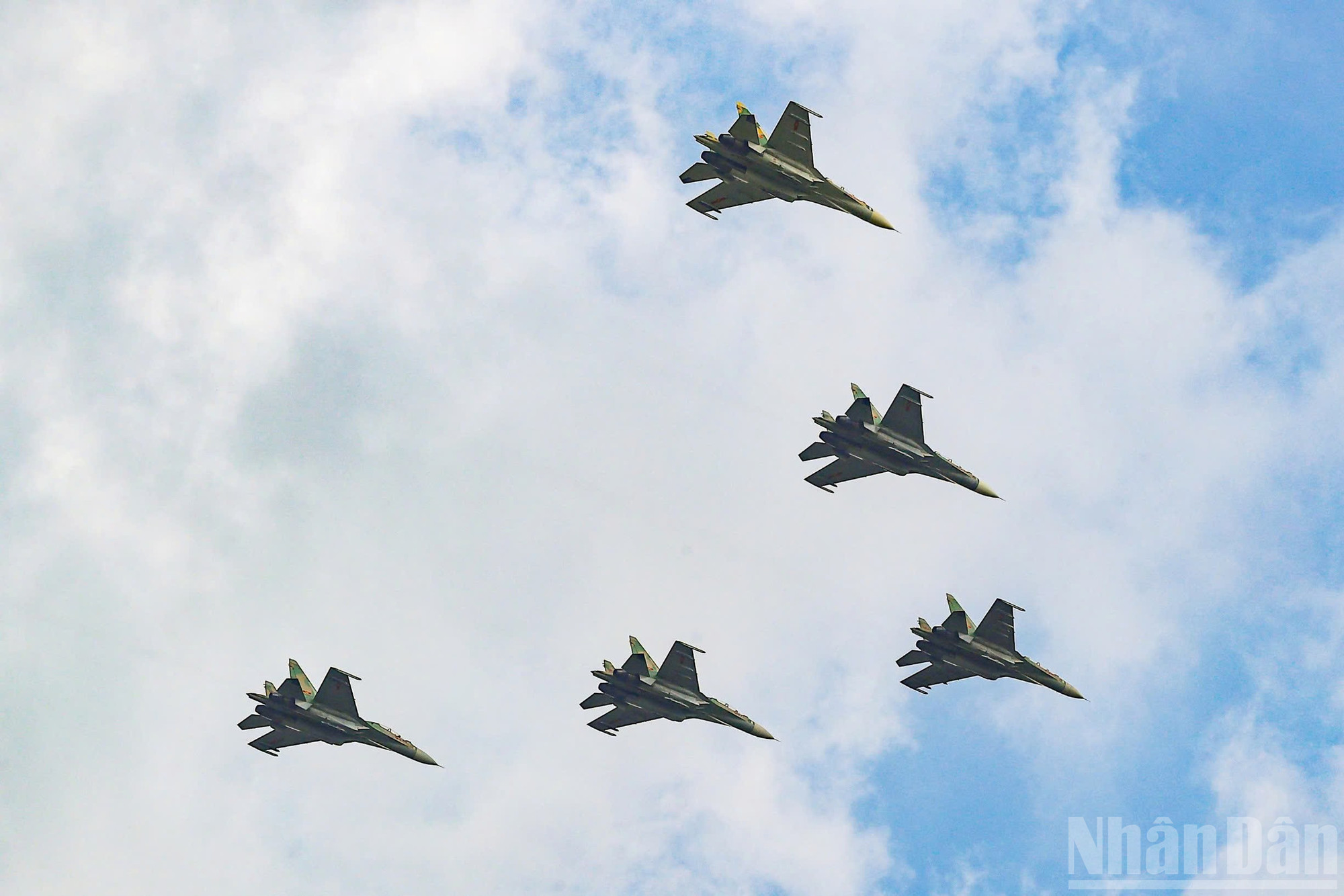 高度を安定させた後、Yak-130は次々と編隊に加わった。これはYak-130戦闘機が二等辺三角形の6機編隊を組んで飛行した初めての事例であり、これは4月30日にホーチミン市で行われたデモ飛行の2倍にあたる。 ndo_br_c6cd6eec5f77d7298e66.jpg