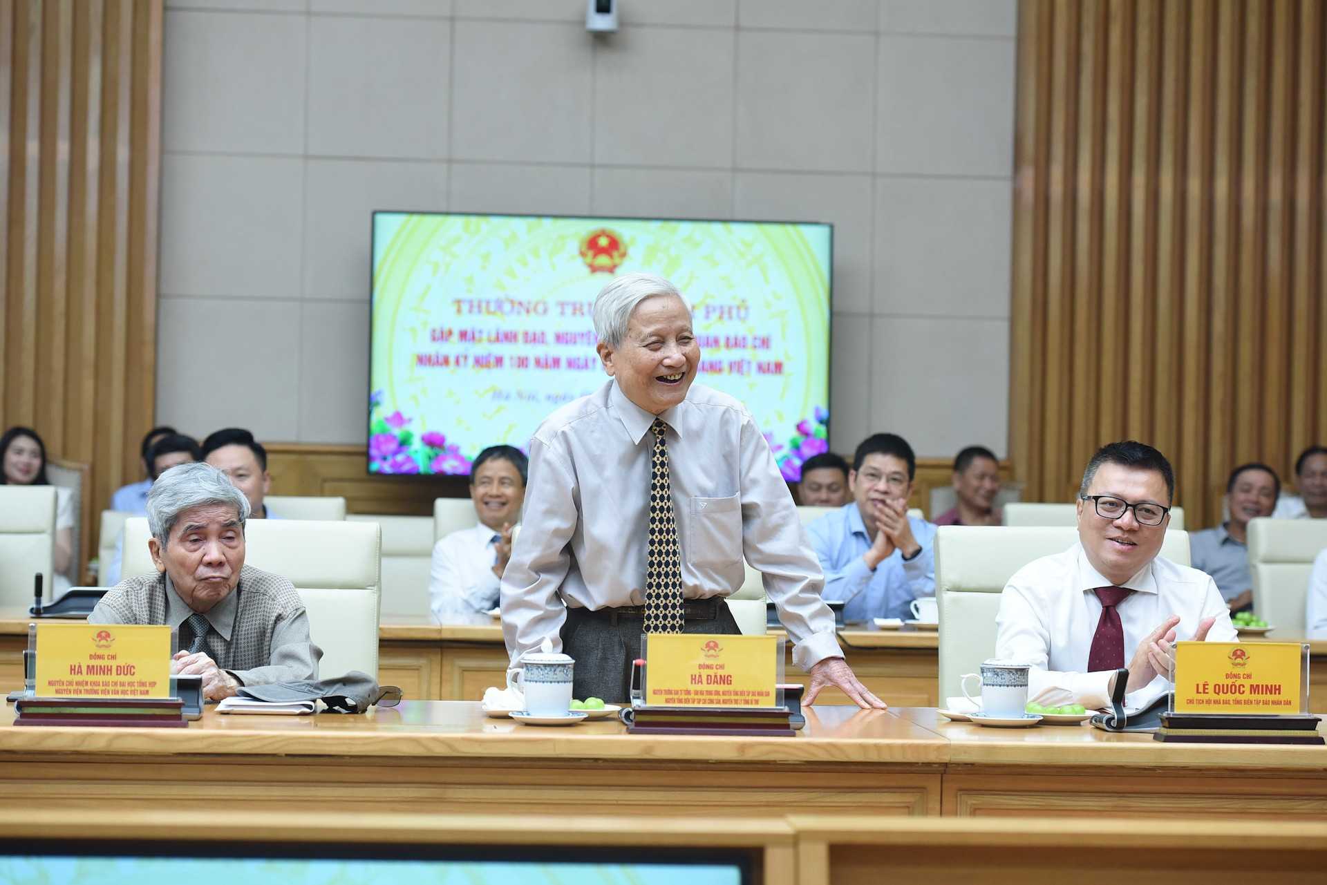 Nhà báo lão thành Hà Đăng phát biểu ý kiến. dsc-3422.jpg