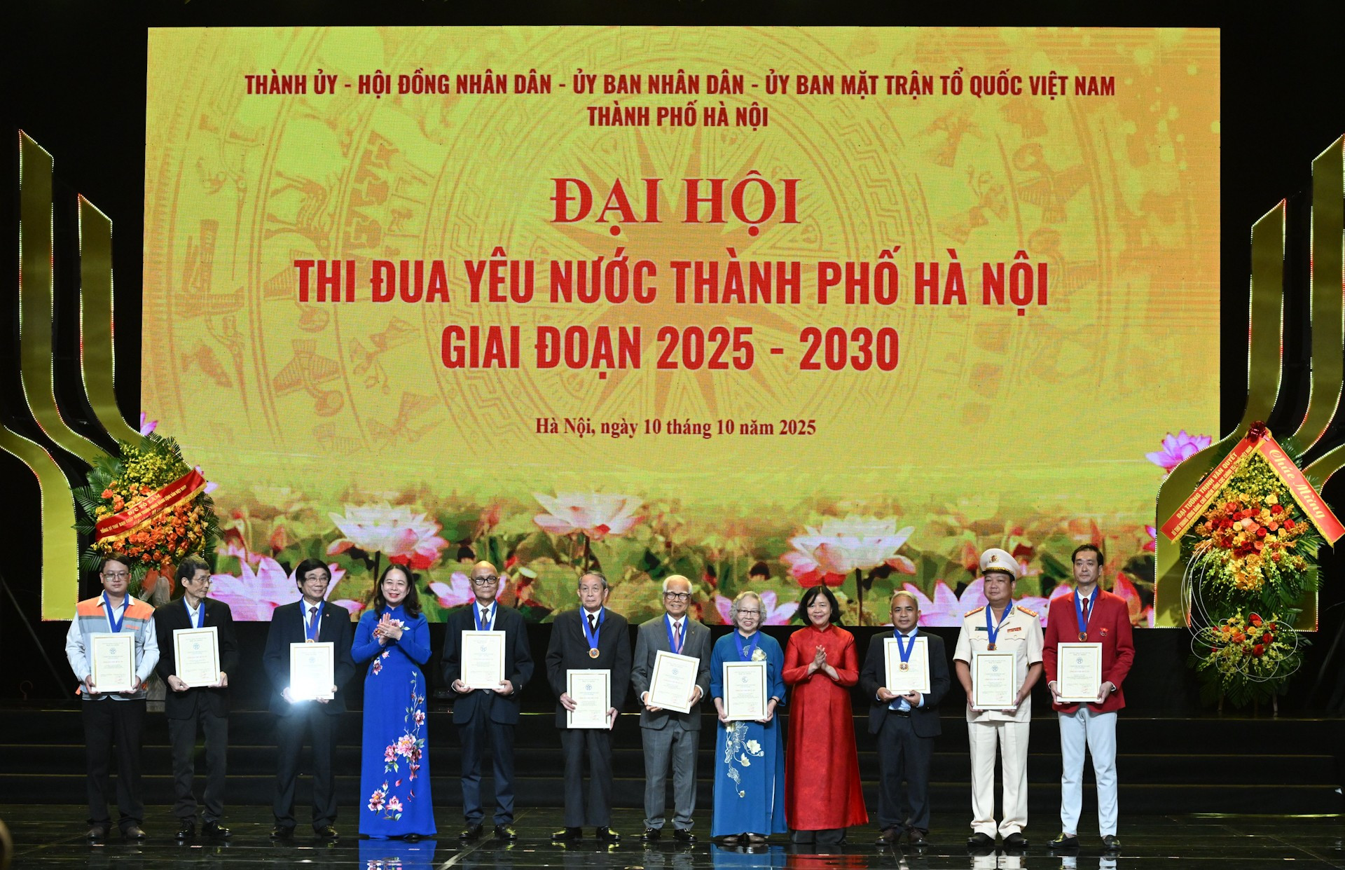 Vice President Vo Thi Anh Xuan and Secretary of the Hanoi Party Committee Bui Thi Minh Hoai presented the title of Outstanding Citizen of the Capital to individuals. dsc-1865.jpg
