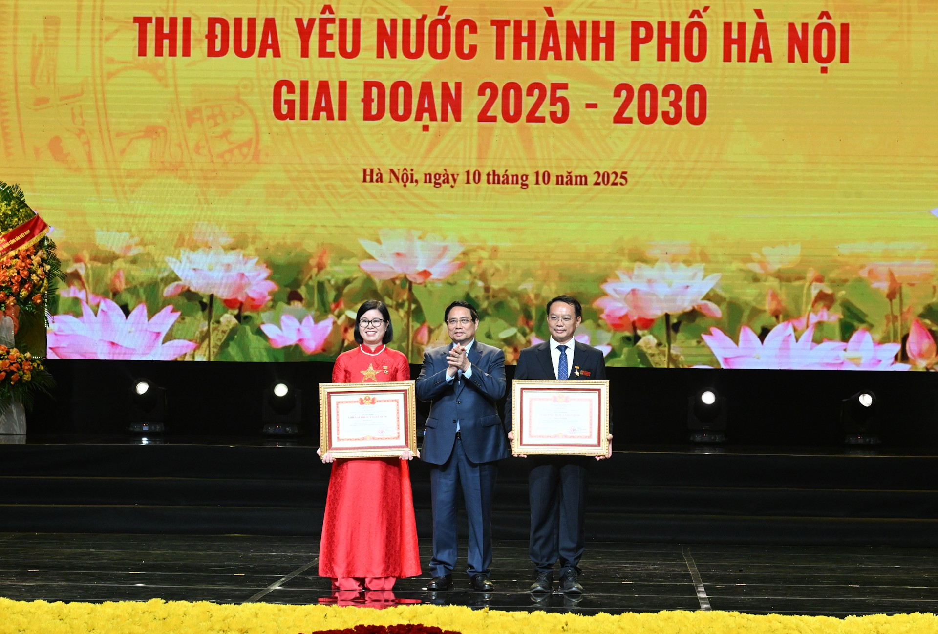 Prime Minister Pham Minh Chinh awarded the title of National Emulation Fighter to two outstanding individuals. dsc-1820.jpg