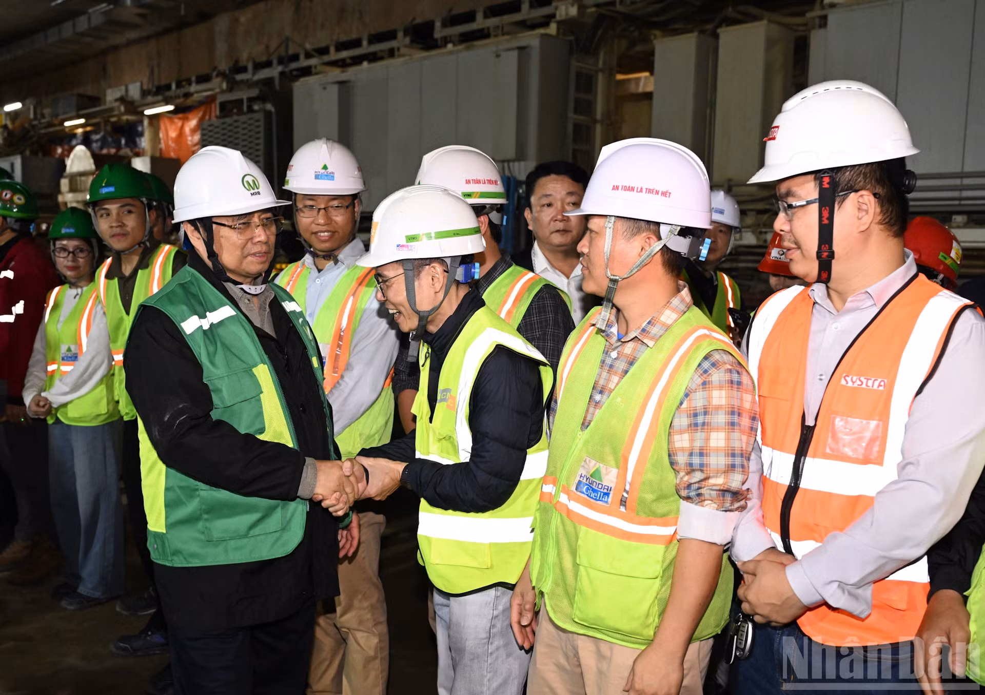 Thủ tướng Phạm Minh Chính thăm, chúc Tết các đơn vị thi công Dự án tuyến đường sắt đô thị số 3, đoạn Nhổn-Ga Hà Nội.