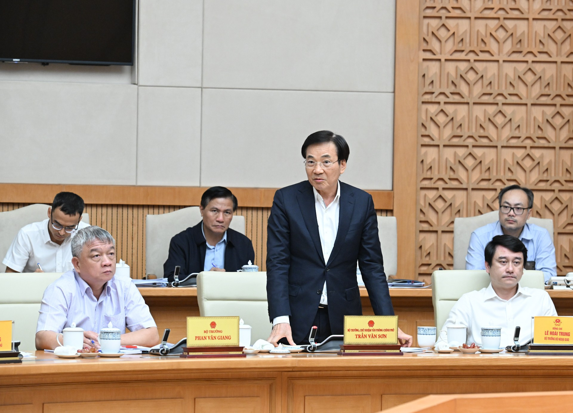 Minister og sjef for regjeringskontoret Tran Van Son talte på møtet. dsc-7934.jpg