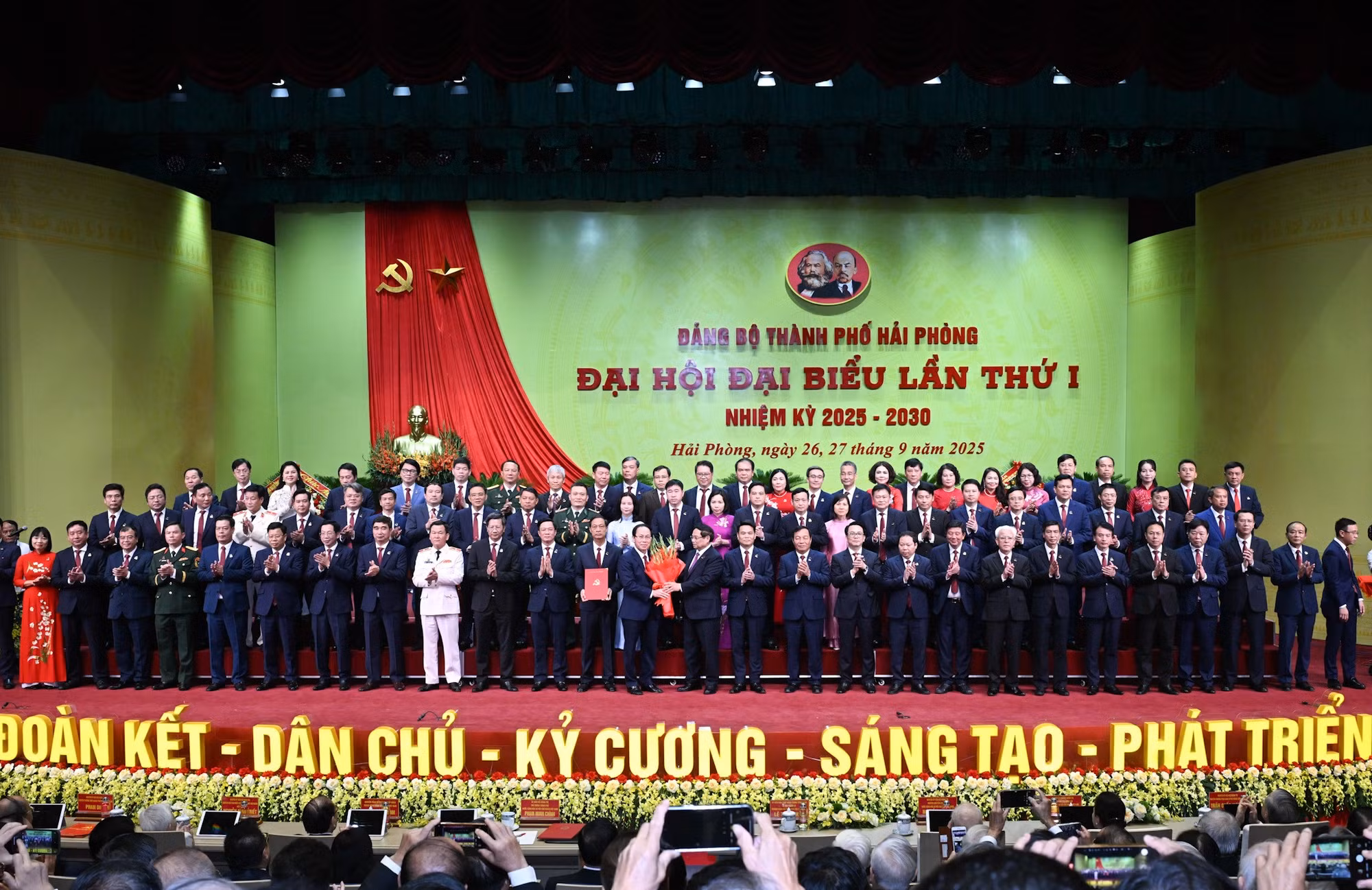 Thủ tướng Phạm Minh Chính trao Quyết định của Bộ Chính trị và tặng hoa chúc mừng Ban Chấp hành Đảng bộ thành phố Hải Phòng nhiệm kỳ 2025-2030.