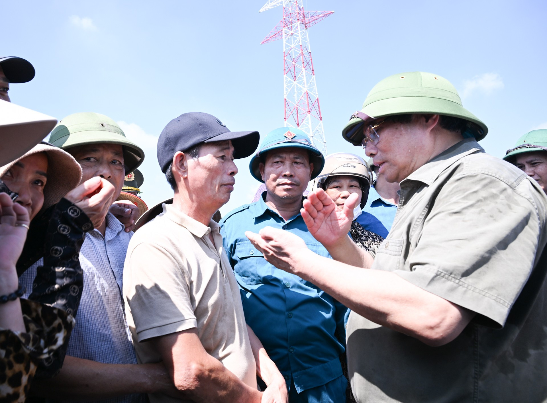 Thủ tướng hỏi thăm nhân dân trong vùng Dự án. dsc-5069.jpg