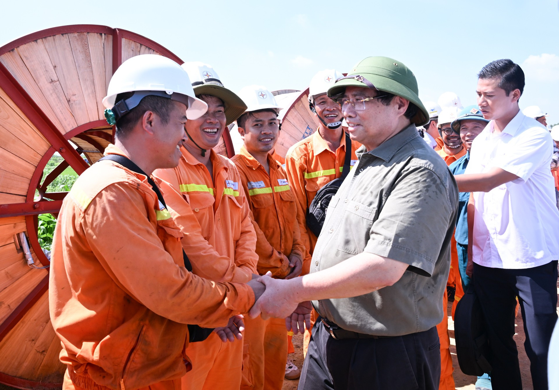 Thủ tướng Phạm Minh Chính hỏi thăm, động viên các kỹ sư, công nhân Tập đoàn Điện lực Việt Nam (EVN) trên công trường. dsc-4984.jpg