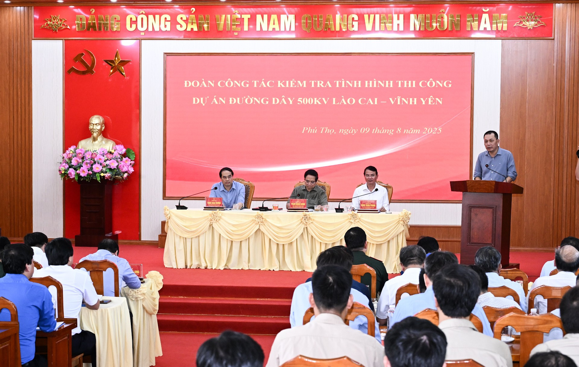 Chủ tịch Hội đồng thành viên Tập đoàn Điện lực Việt Nam (EVN) Đặng Hoàng An báo cáo Thủ tướng Chính phủ tại cuộc họp. dsc-5119.jpg