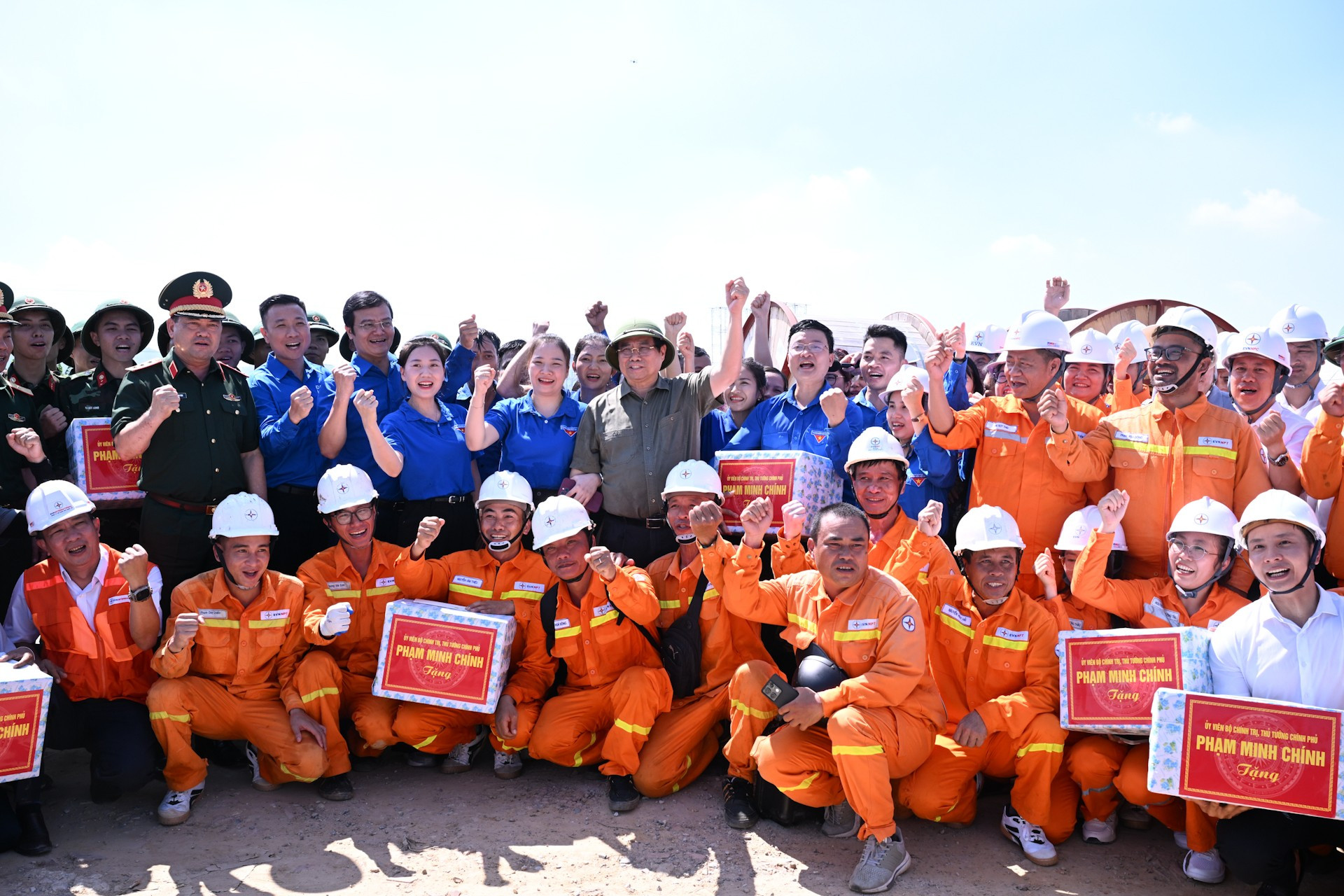 Thủ tướng và các đơn vị thi công bày tỏ quyết tâm hoàn thành Dự án Đường dây 500kV Lào Cai-Vĩnh Yên đúng tiến độ. dsc-4892.jpg