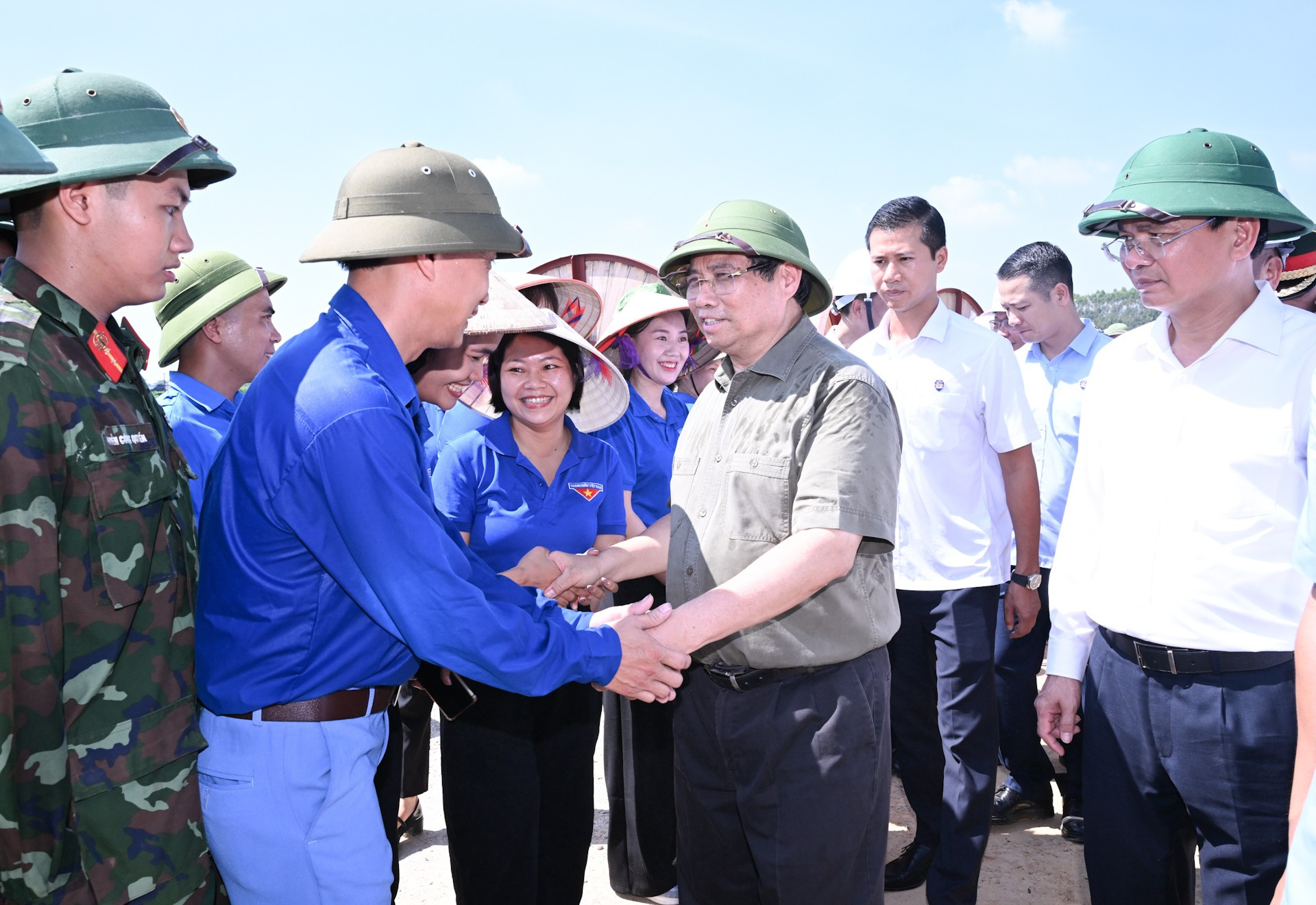Thủ tướng Phạm Minh Chính thăm hỏi động viên các đơn vị thi công trên công trường. dsc-5017.jpg