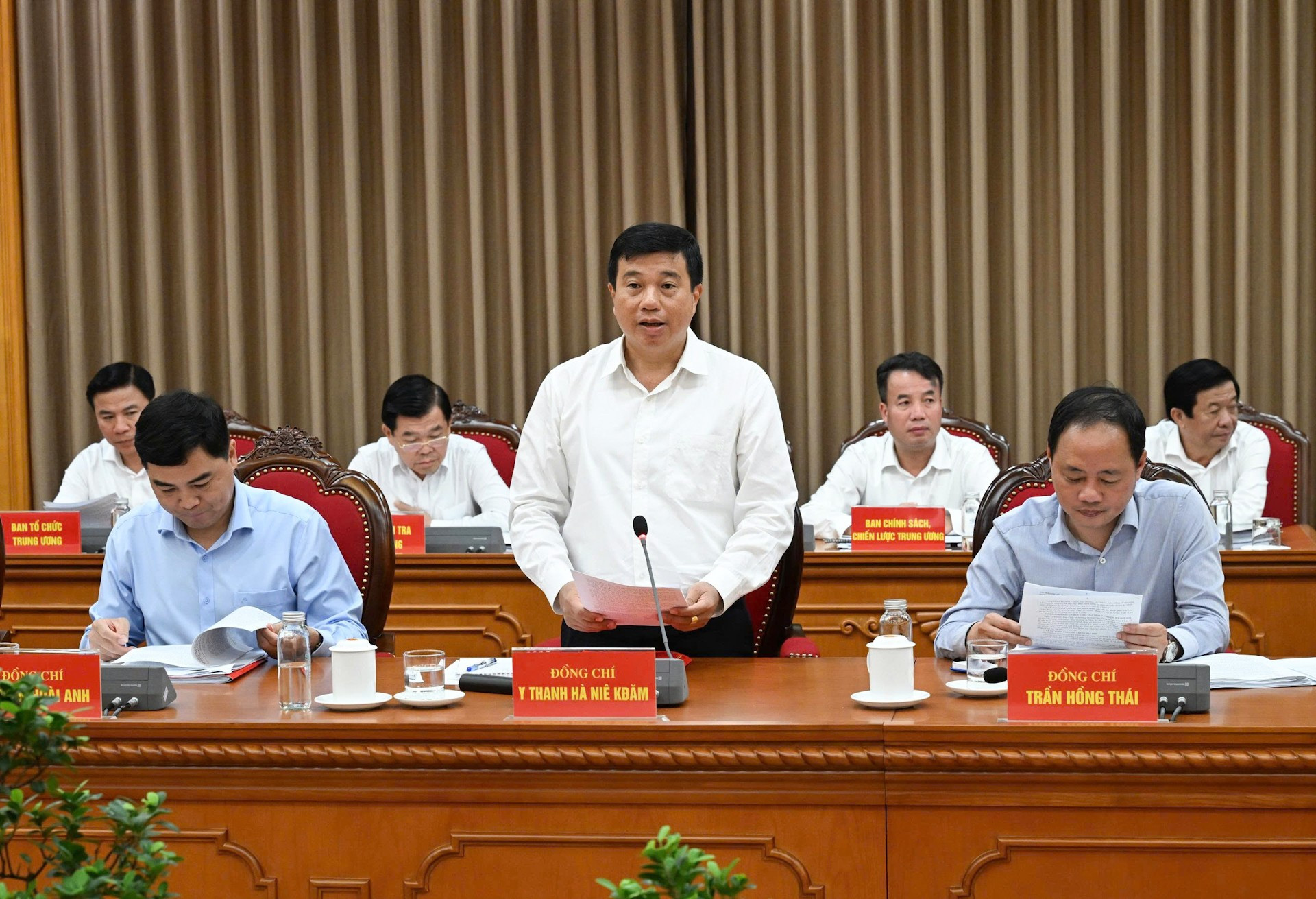 Đồng chí Y Thanh Hà Niê K'đăm, Bí thư Tỉnh ủy Lâm Đồng báo cáo Dự thảo văn kiện và phương án nhân sự cấp ủy Đại hội đại biểu Đảng bộ tỉnh nhiệm kỳ 2025-2030. img-3397.jpg