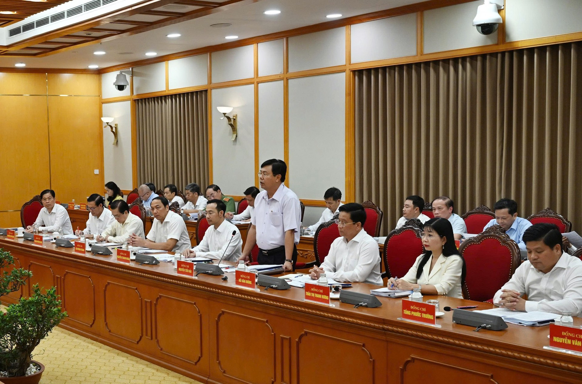 Đồng chí Nguyễn Tiến Hải, Bí thư Tỉnh ủy An Giang báo cáo Dự thảo văn kiện và phương án nhân sự cấp ủy Đại hội đại biểu Đảng bộ tỉnh nhiệm kỳ 2025-2030. img-3393.jpg