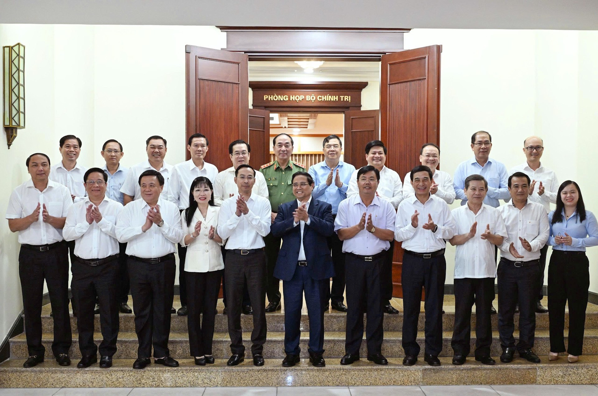 Thủ tướng Phạm Minh Chính với Ban Thường vụ Tỉnh ủy An Giang. img-3390.jpg