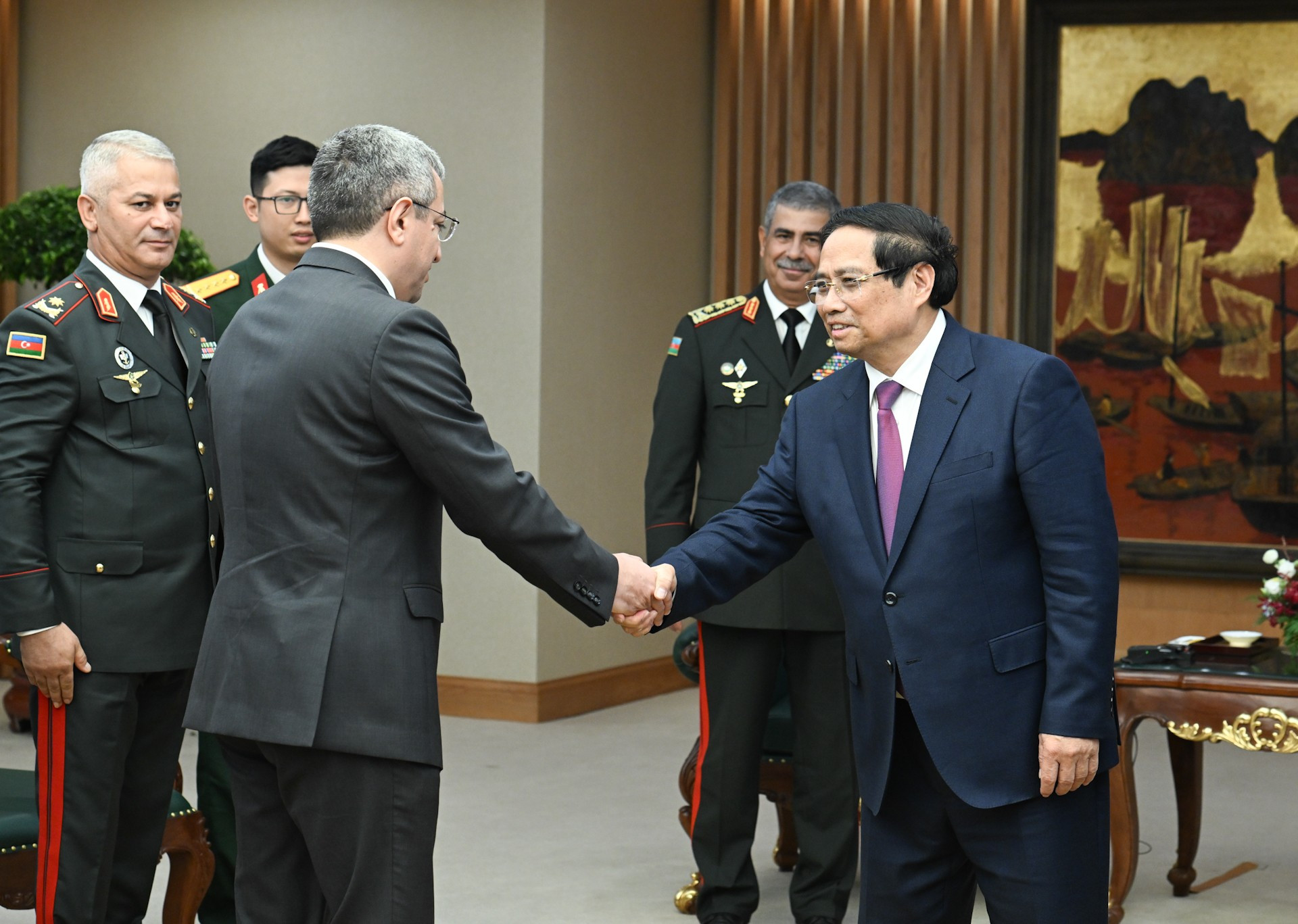 Thủ tướng Phạm Minh Chính đón các thành viên đi cùng đoàn với Thượng tướng Zakir Hasanov, Bộ trưởng Quốc phòng Azerbaijan. dsc-0513.jpg