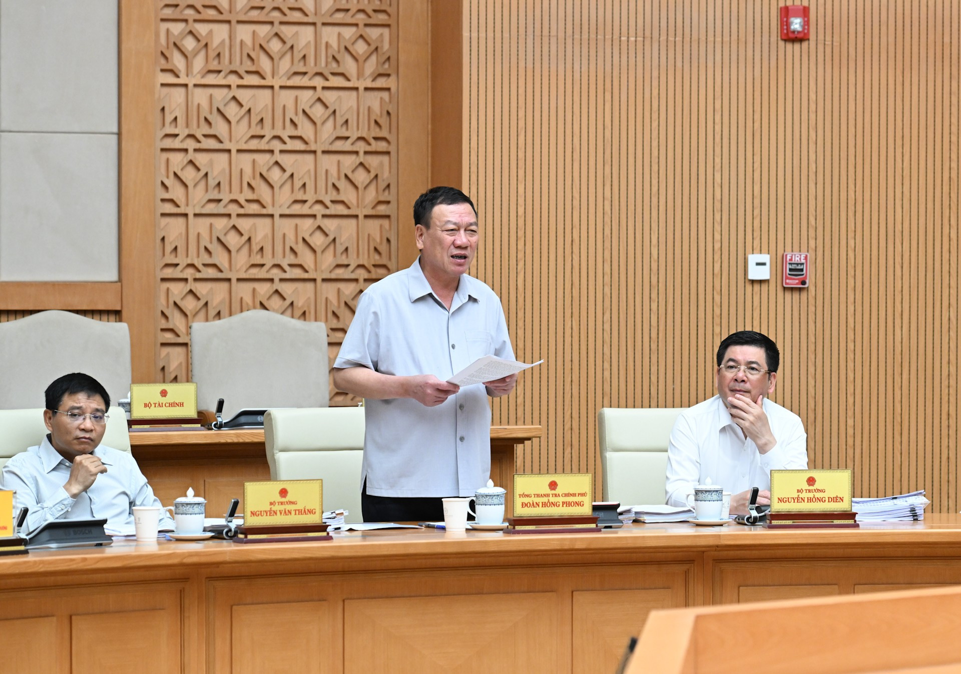 정부 감사관 도안 홍 퐁이 연설하고 있습니다. dsc-9964.jpg