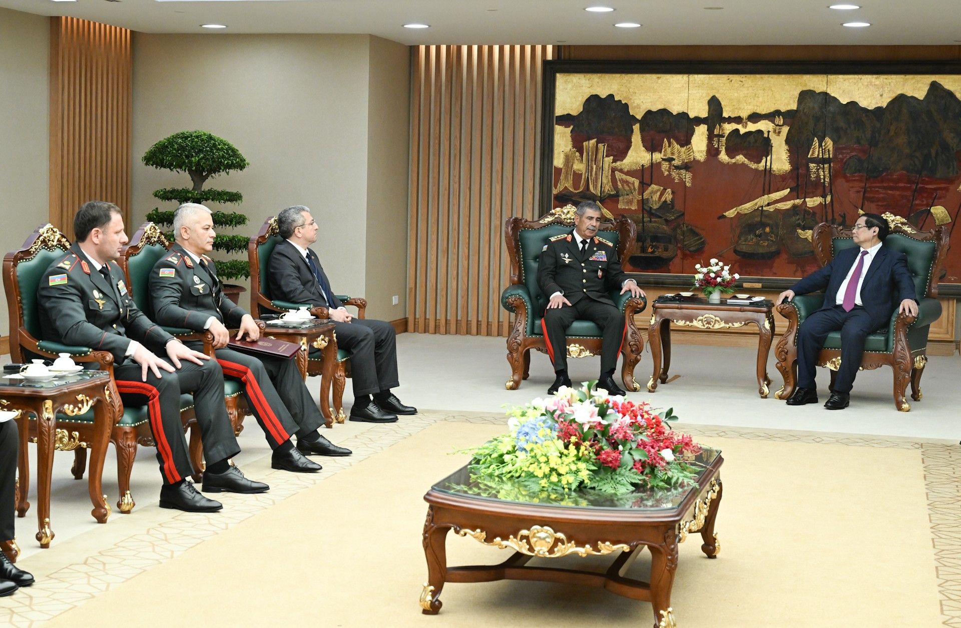 Các thành viên đi cùng Thượng tướng Zakir Hasanov, Bộ trưởng Quốc phòng Azerbaijan tham dự cuộc tiếp. dsc-0592.jpg