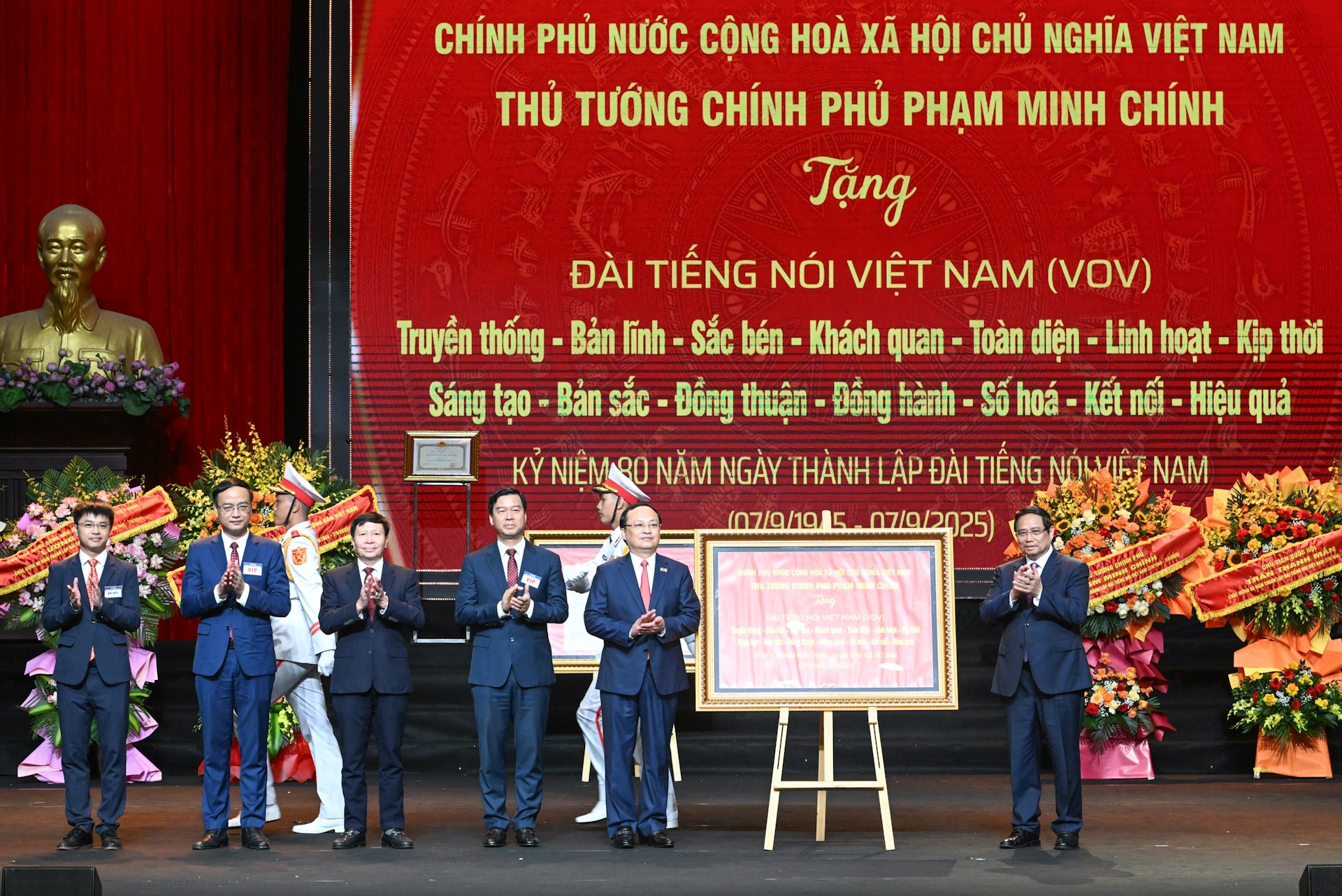 Thủ tướng Phạm Minh Chính trao Bức trướng tặng Đài Tiếng nói Việt Nam. dsc-2135.jpg