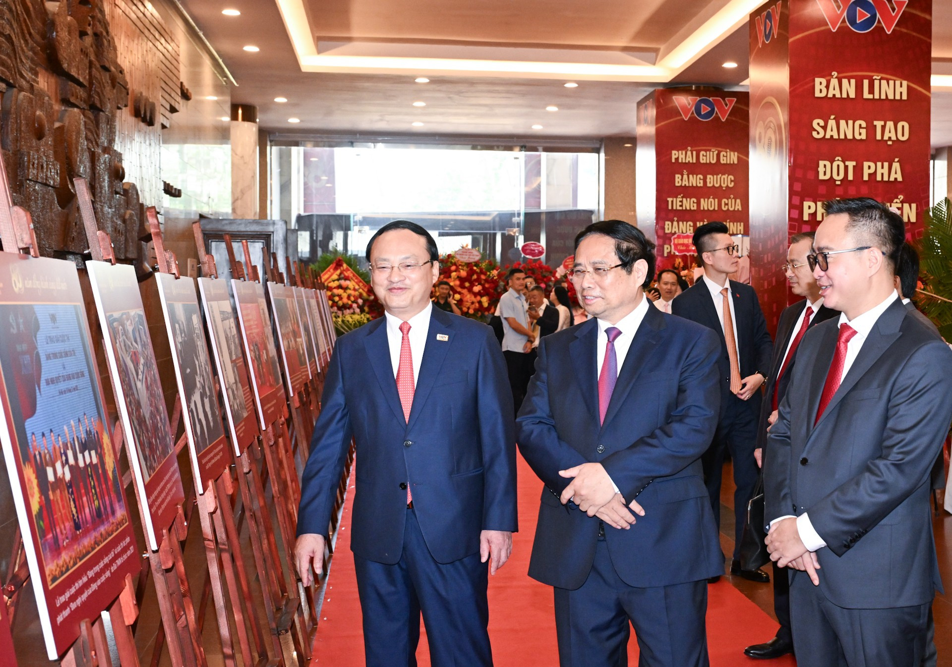Thủ tướng Phạm Minh Chính tham quan trưng bày ảnh về quá trình hình thành và phát triển của Đài Tiếng nói Việt Nam. dsc-1916.jpg