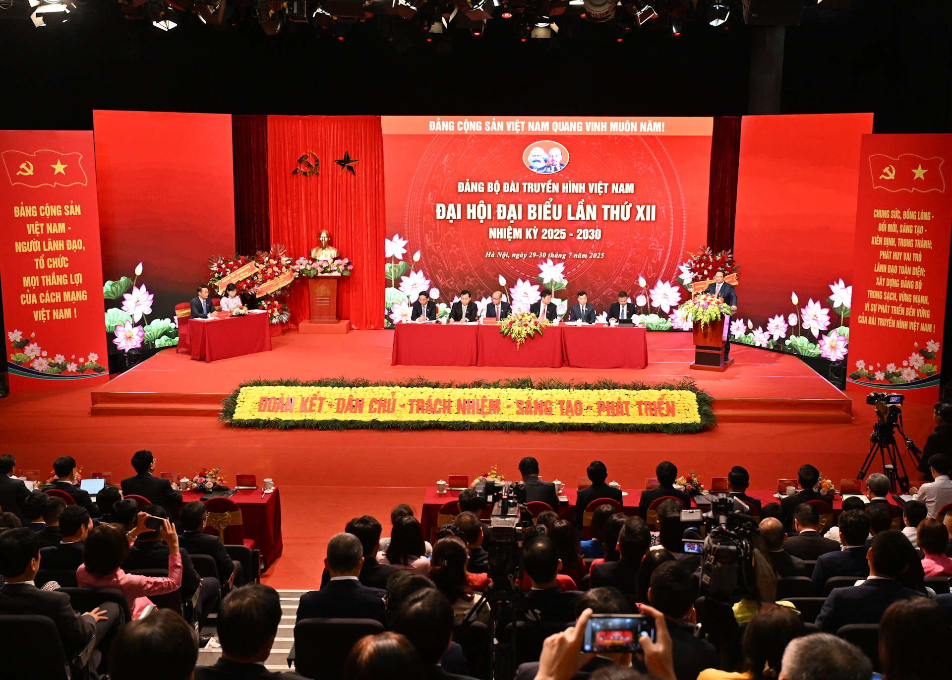 Thủ tướng Phạm Minh Chính, Bí thư Đảng ủy Chính phủ phát biểu chỉ đạo Đại hội đại biểu Đảng bộ Đài Truyền hình Việt Nam lần thứ XII, nhiệm kỳ 2025-2030. dsc-9726.jpg