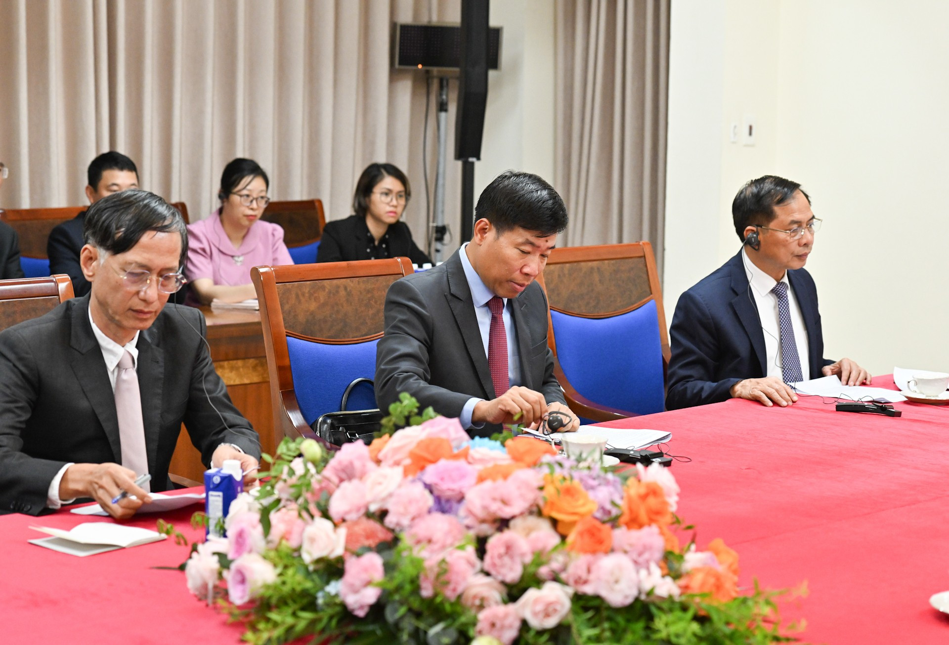 Tham dự cuộc điện đàm cùng Thủ tướng Chính phủ Phạm Minh Chính có Phó Thủ tướng, Bộ trưởng Ngoại giao Bùi Thanh Sơn và đại diện lãnh đạo các ban, bộ, ngành. dsc-0139.jpg