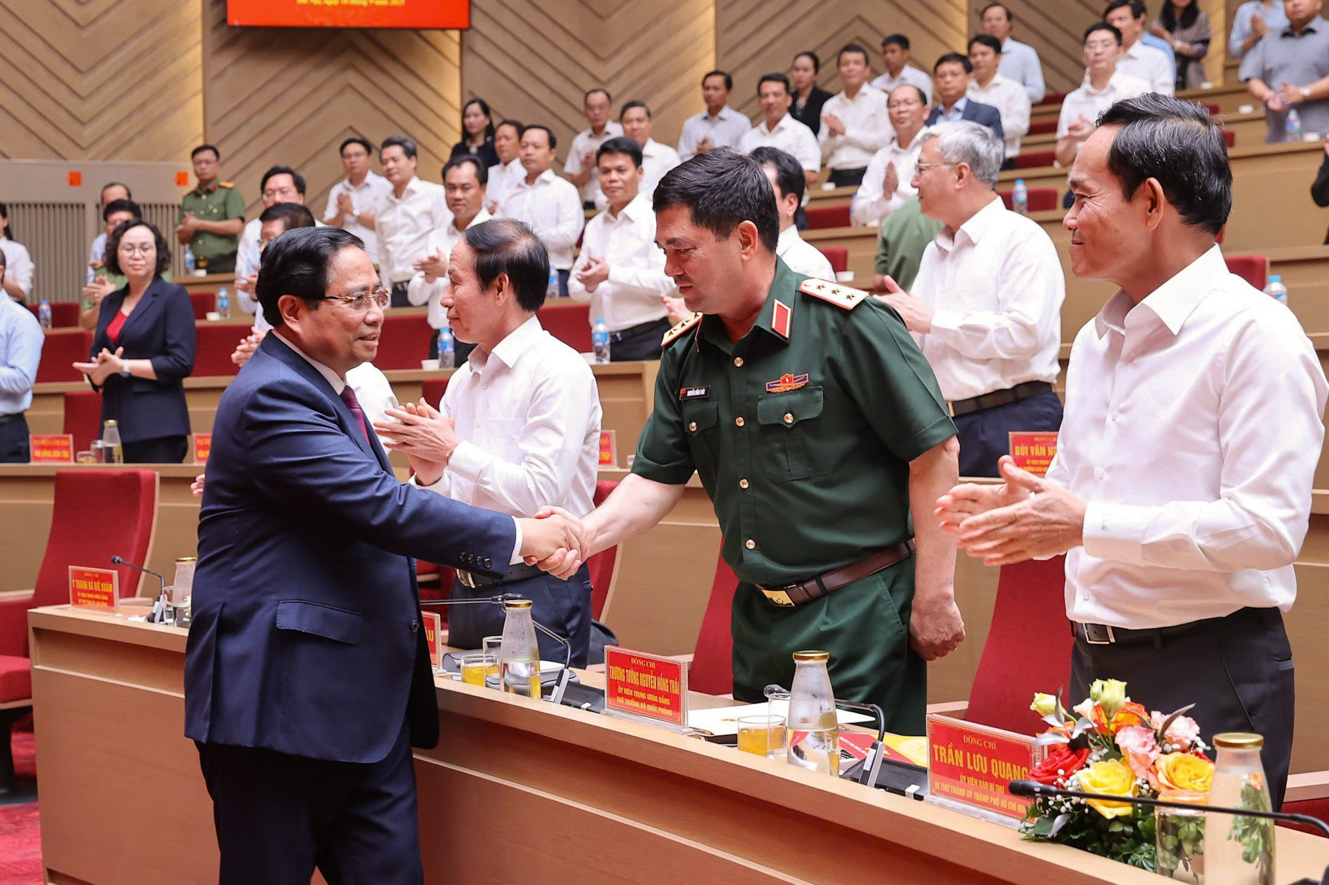 Thủ tướng Phạm Minh Chính với các đại biểu dự hội nghị. img-3545.jpg