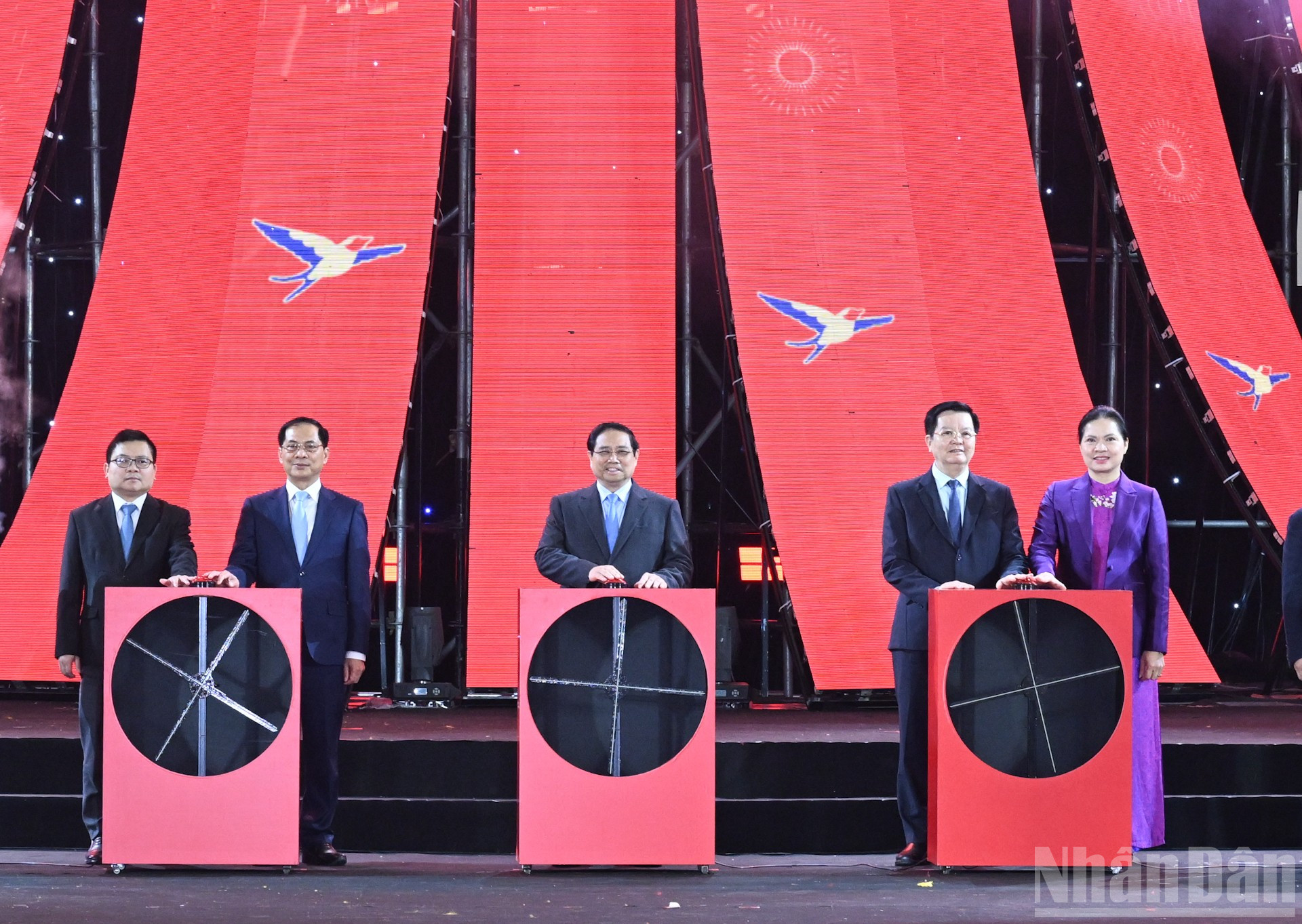 Thủ tướng Phạm Minh Chính và các đại biểu nhấn nút khai mạc Hội chợ.