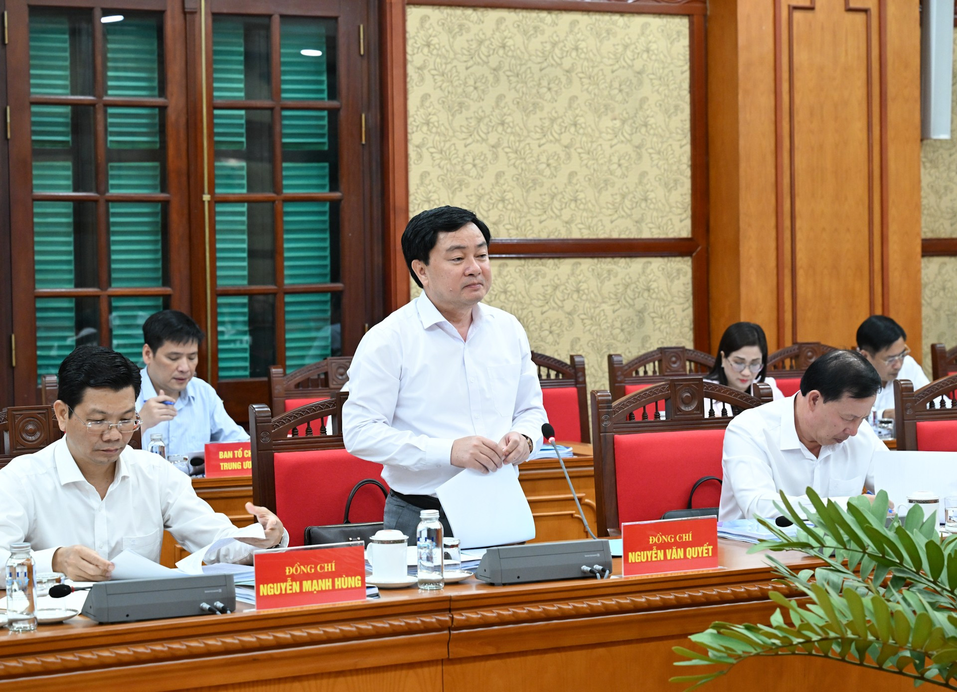 Đồng chí Trần Văn Quyết, Bí thư Tỉnh ủy Tây Ninh báo cáo Dự thảo văn kiện và phương án nhân sự cấp ủy Đại hội đại biểu Đảng bộ tỉnh nhiệm kỳ 2025-2030. dsc-2894.jpg