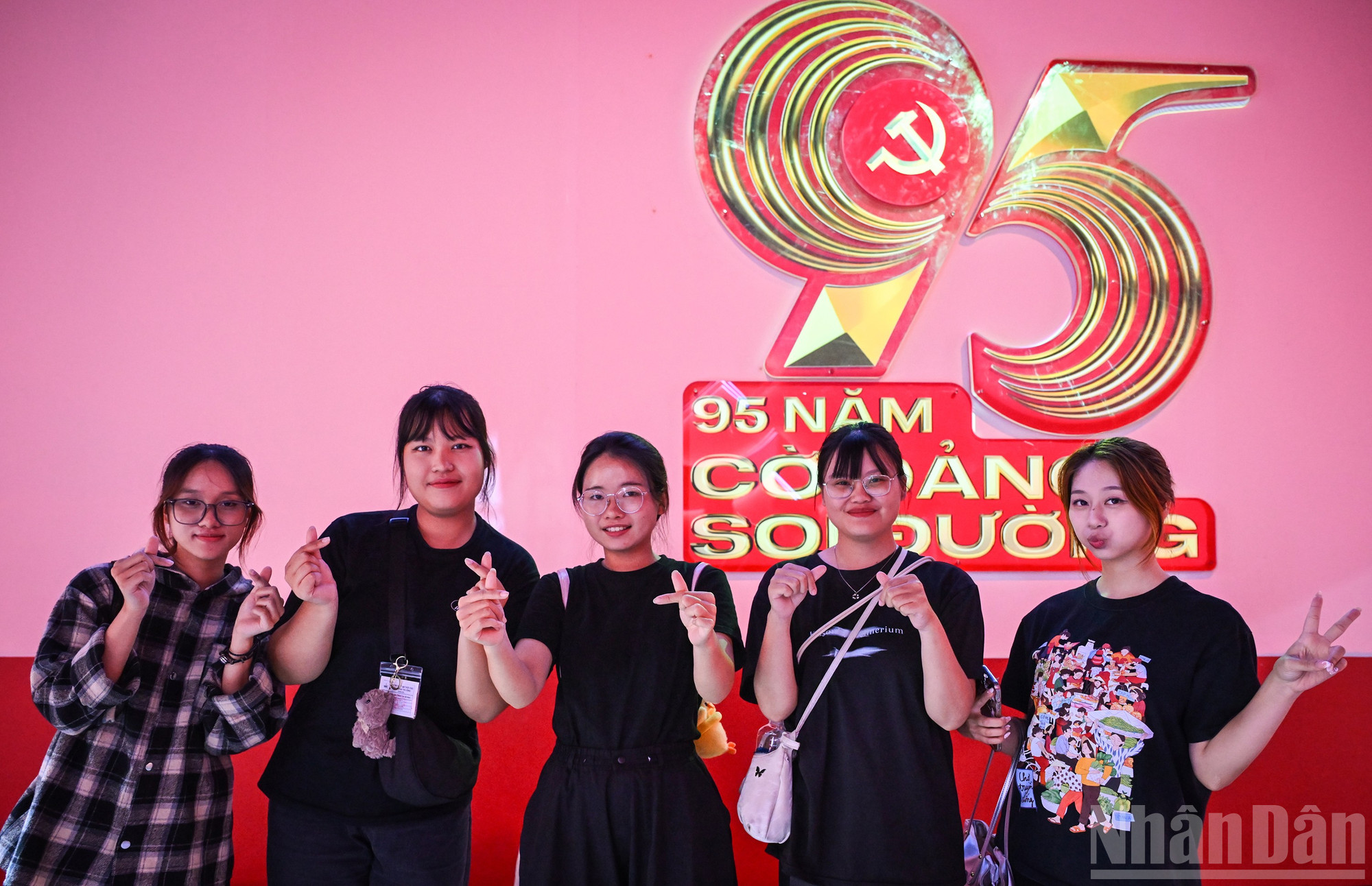 Triển lãm 95 năm Cờ Đảng soi đường hứa hẹn sẽ truyền tải những tư liệu lịch sử vẻ vang của Đảng mà không hề khô khan cho thế hệ trẻ. ndo_br_9a.jpg