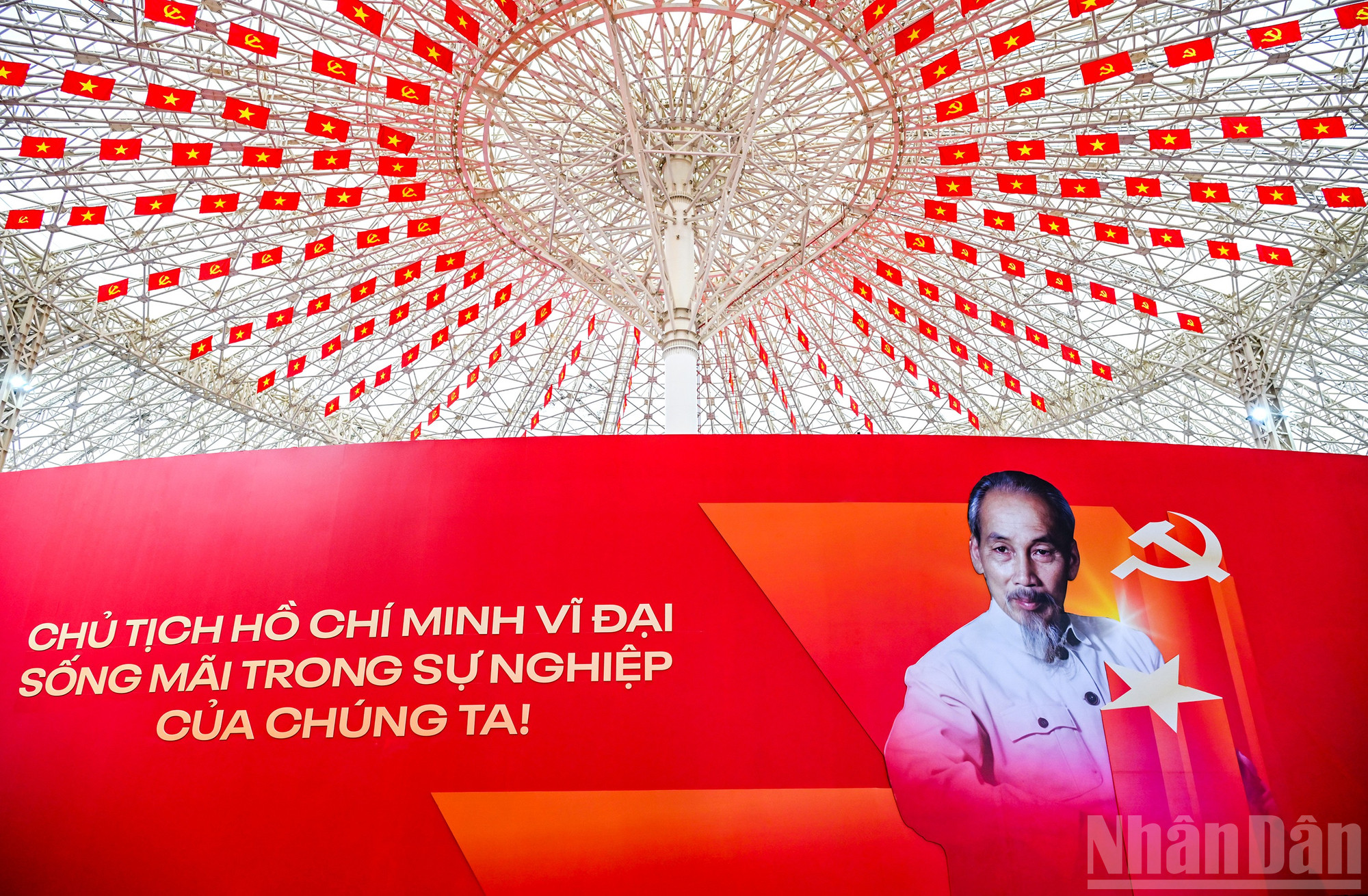 Phía mặt ngoài của triển lãm đã hoàn thành tạo nên một khu cảnh rực rỡ. ndo_br_15a.jpg