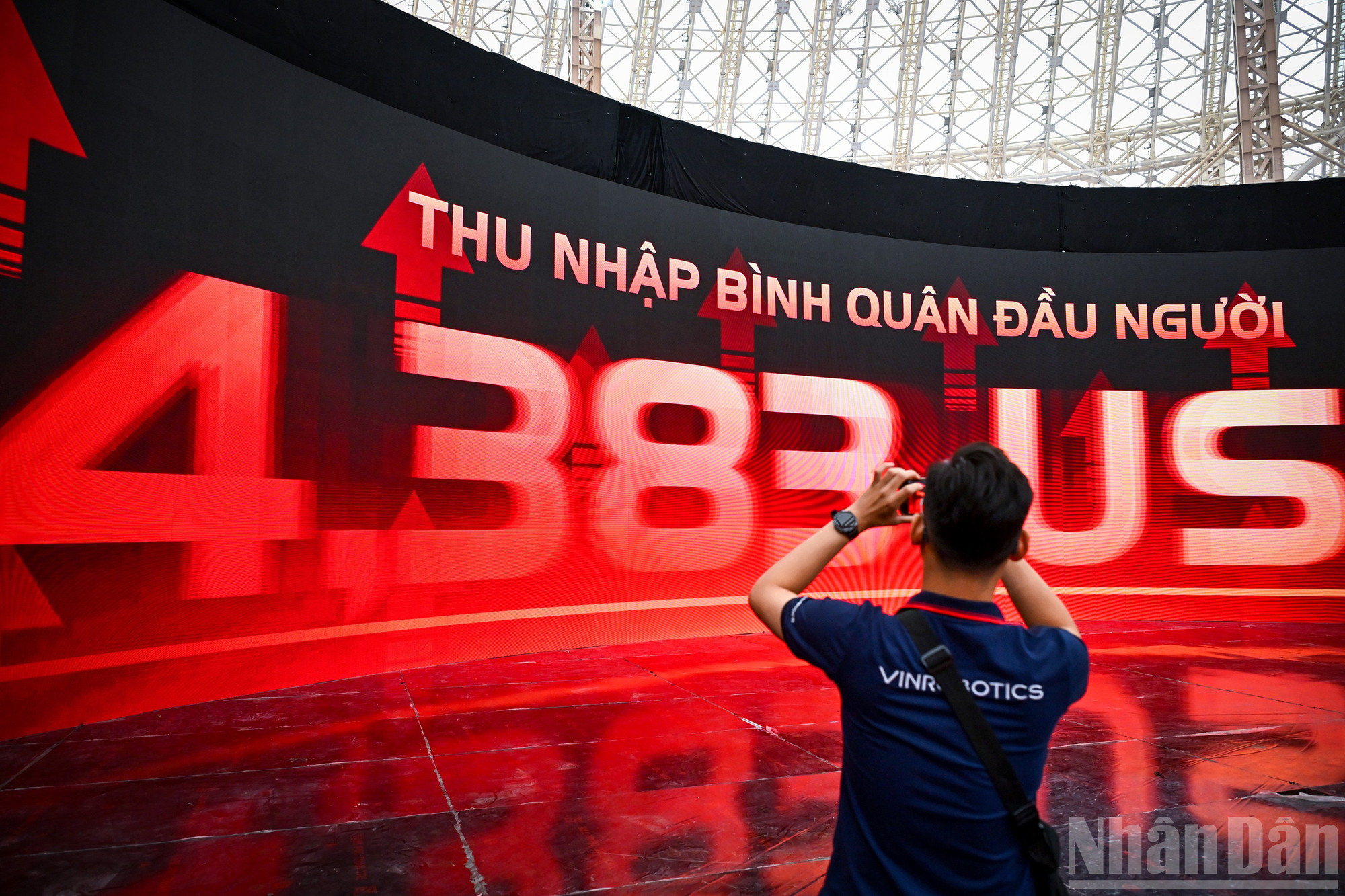 Với những dự án trình diễn đa công nghệ, mới và có quy mô lớn tại triển lãm lần này, việc kết hợp hài hòa giữa yếu tố lịch sử, yếu tố nghệ thuật và yếu tố công nghệ, vừa đáp ứng nhu cầu của khán giả trẻ, vừa phục vụ các cựu chiến binh, các học giả… ndo_br_7a.jpg