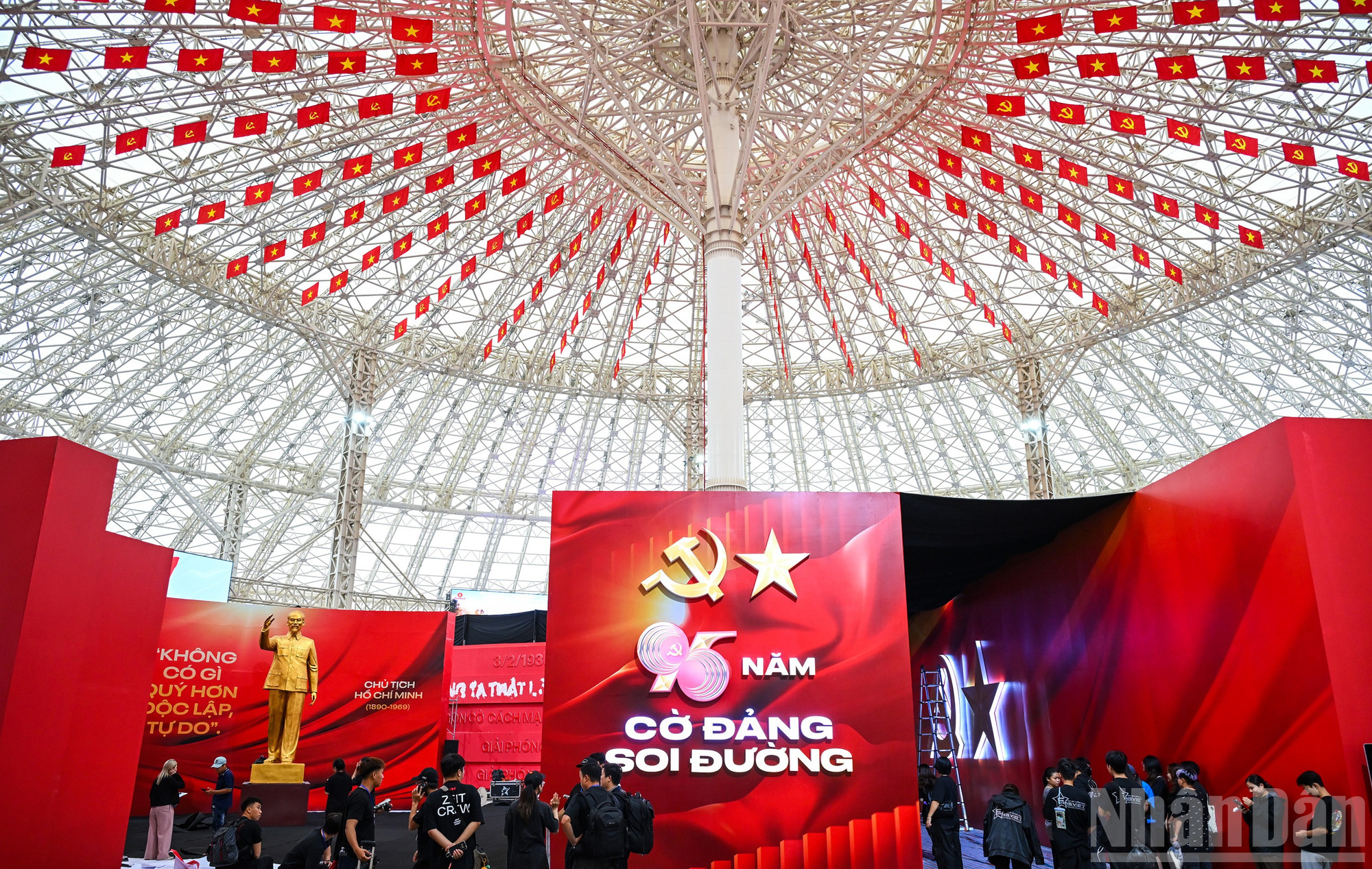 Dù triển lãm chưa bắt đầu nhưng đã được các bạn sinh viên trẻ rất háo hức quan tâm. ndo_br_11a.jpg