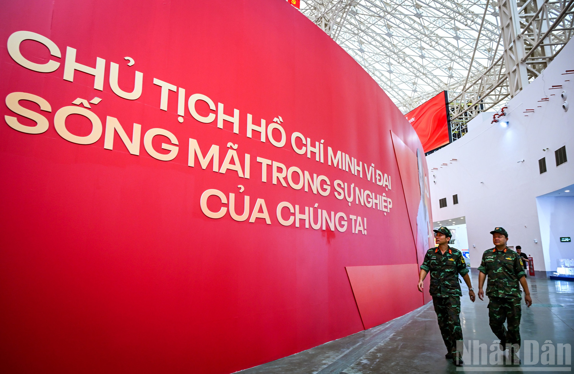 Lấy cảm hứng hình xoắn ốc của thành Cổ Loa xa xưa, triển lãm 95 năm Cờ Đảng soi đường đặt tại phân khu trung tâm của Trung tâm Hội chợ Triển lãm Quốc gia được thiết kế như một hành lang xoắn ốc, đi qua 6 phân khu trưng bày triển lãm, một sân khấu hoạt cảnh và một phòng trải nghiệm đa giác quan với màn hình 360 độ. ndo_br_14a.jpg