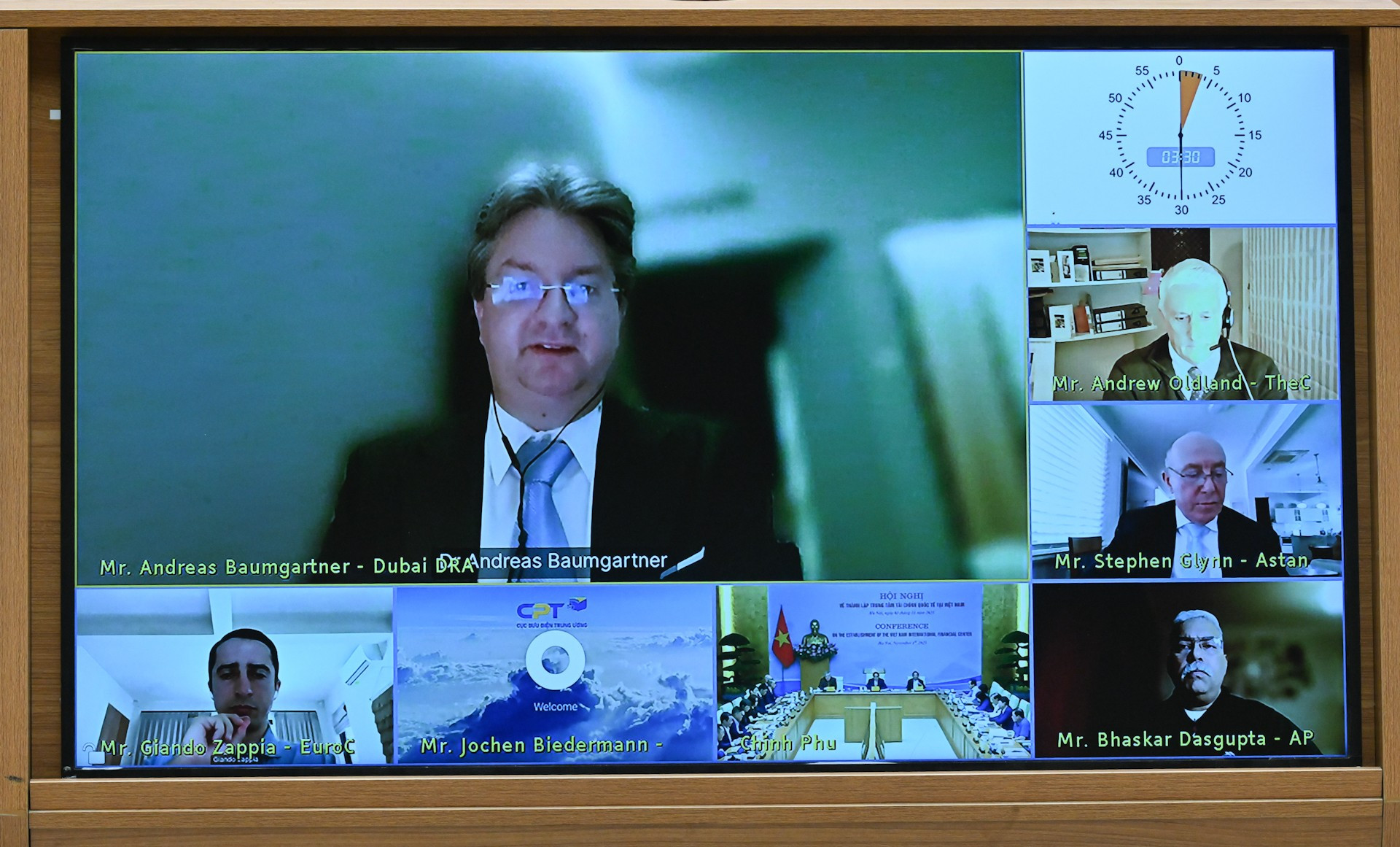 Hội nghị diễn ra trực tiếp tại Văn phòng Chính phủ và trực tuyến đến các điểm cầu ở nước ngoài. dsc-8803.jpg