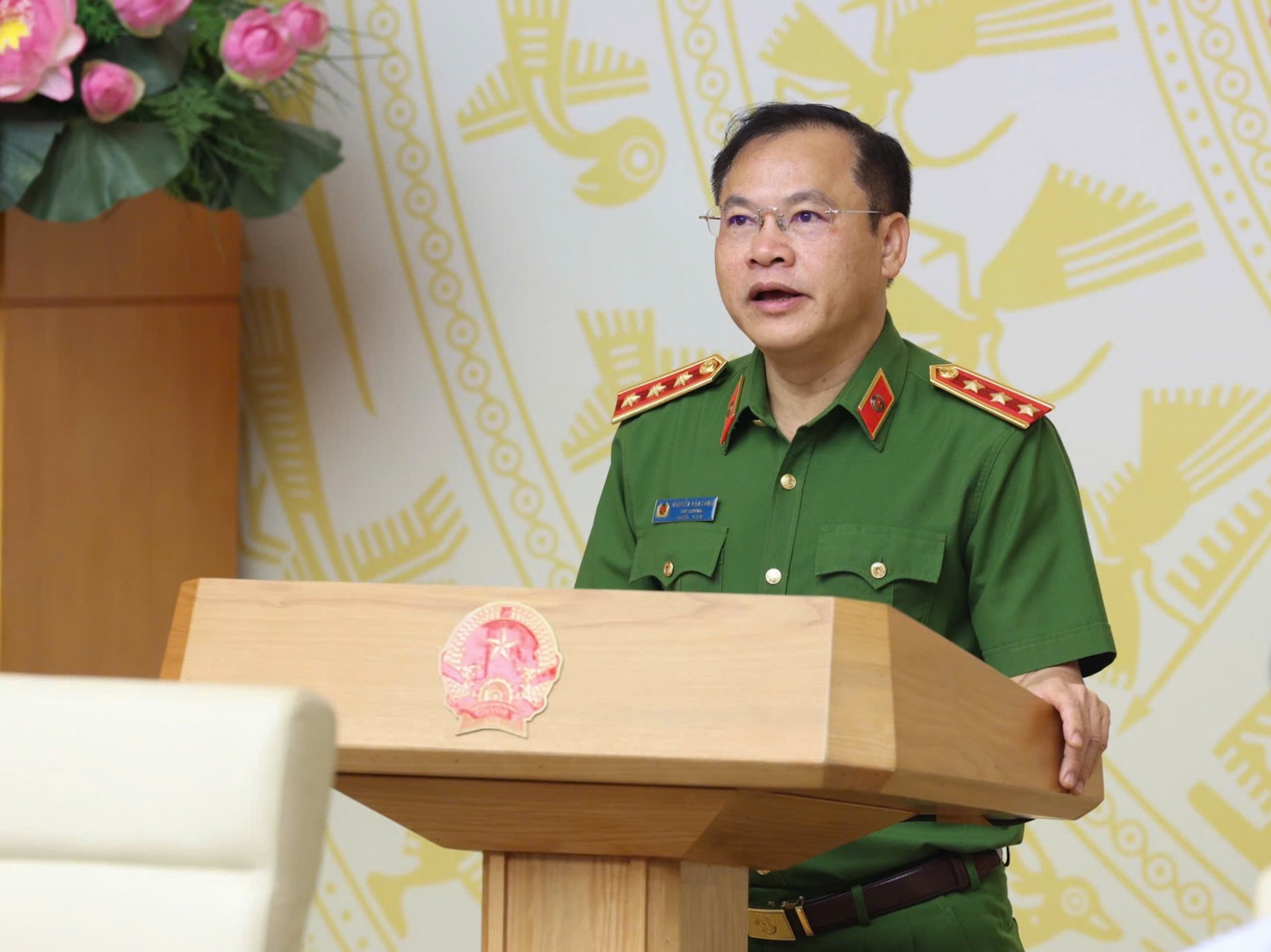 Leftenan Jeneral Kanan Nguyen Van Long, Timbalan Menteri Keselamatan Awam, melaporkan pelaksanaan Program Sasaran Kebangsaan bagi Pencegahan dan Kawalan Dadah sehingga 2030. img-3798.jpg