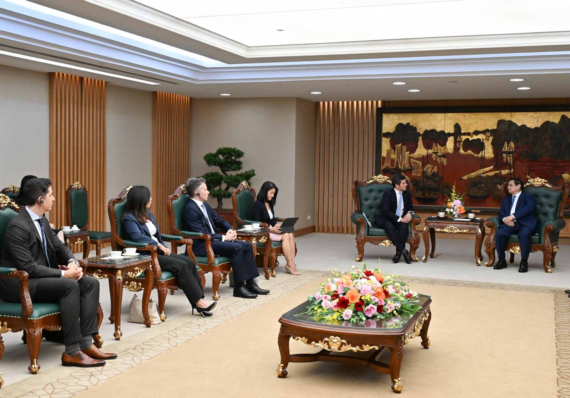 Các thành viên đi cùng đoàn với ông Gerald Toledano tham dự buổi tiếp. dsc-5983.jpg