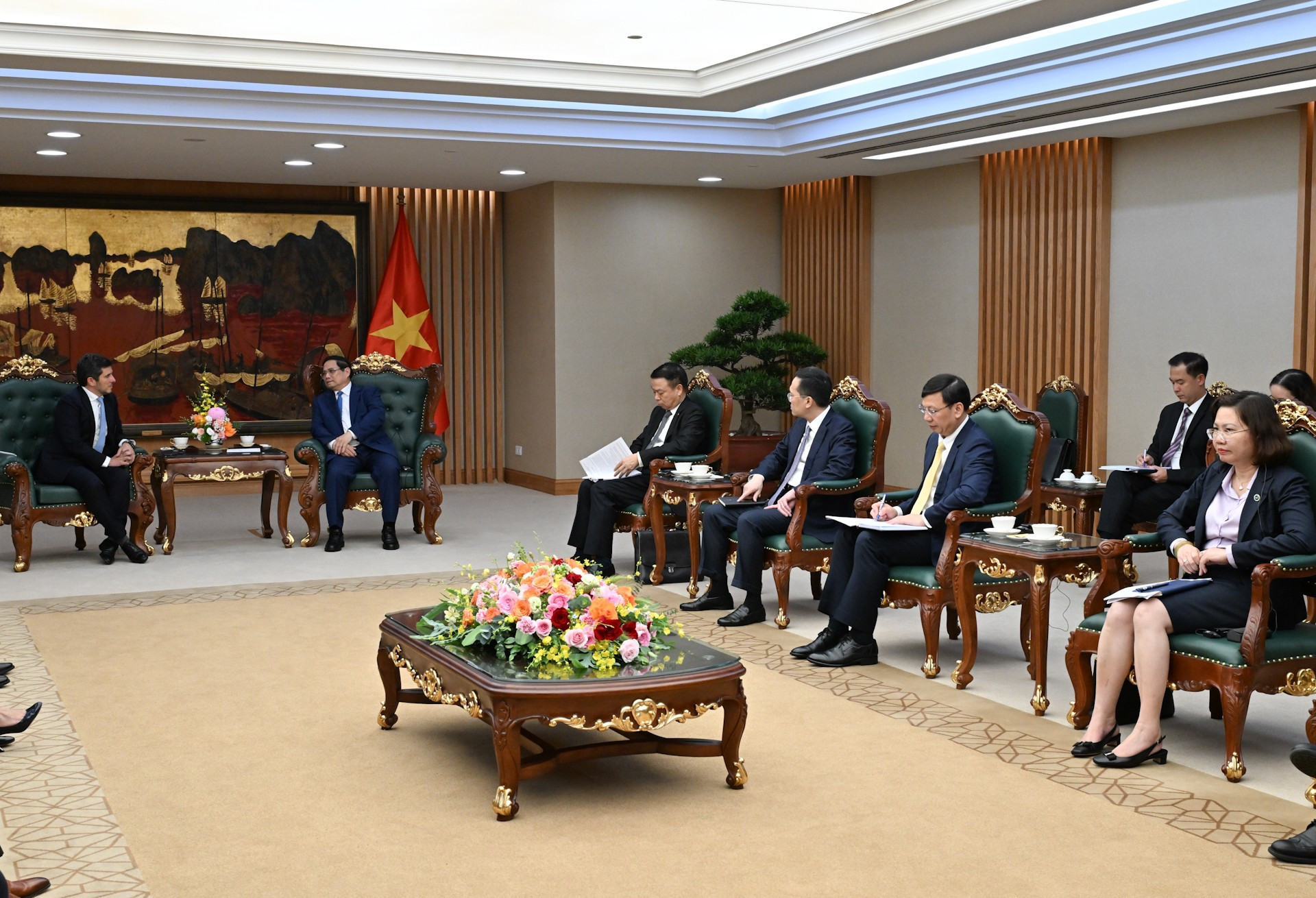 Đại diện lãnh đạo các ban, bộ, ngành của Chính phủ cùng Thủ tướng Phạm Minh Chính tiếp ông Gerald Toledano. dsc-5976.jpg