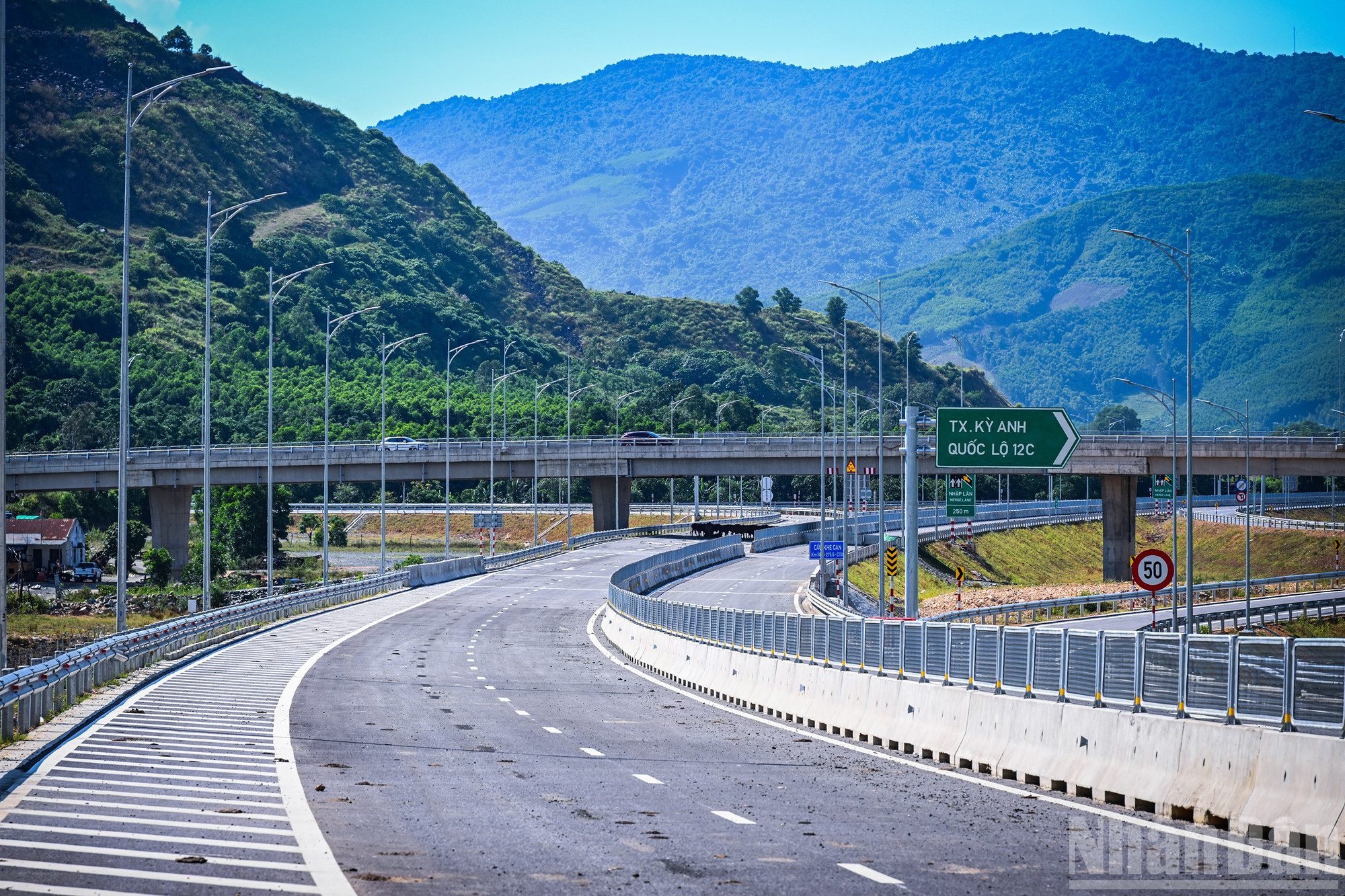Tại địa phận huyện Kỳ Anh cũ và thị xã Kỳ Anh cũ của tỉnh Hà Tĩnh, cao tốc này xuyên qua những địa hình phức tạp như đồi núi, bắc qua lòng hồ. ndo_br_11a.jpg