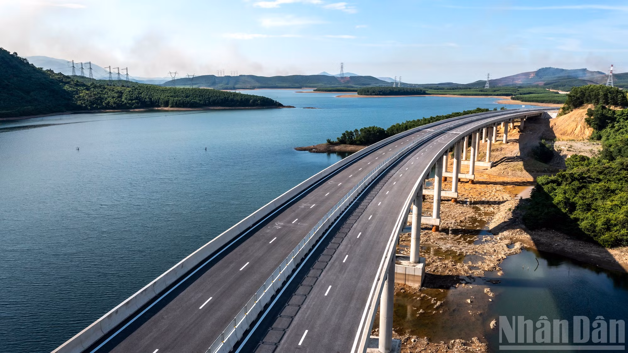 [Ảnh] Tuyệt đẹp tuyến đường cao tốc Vũng Áng-Bùng trước ngày thông xe