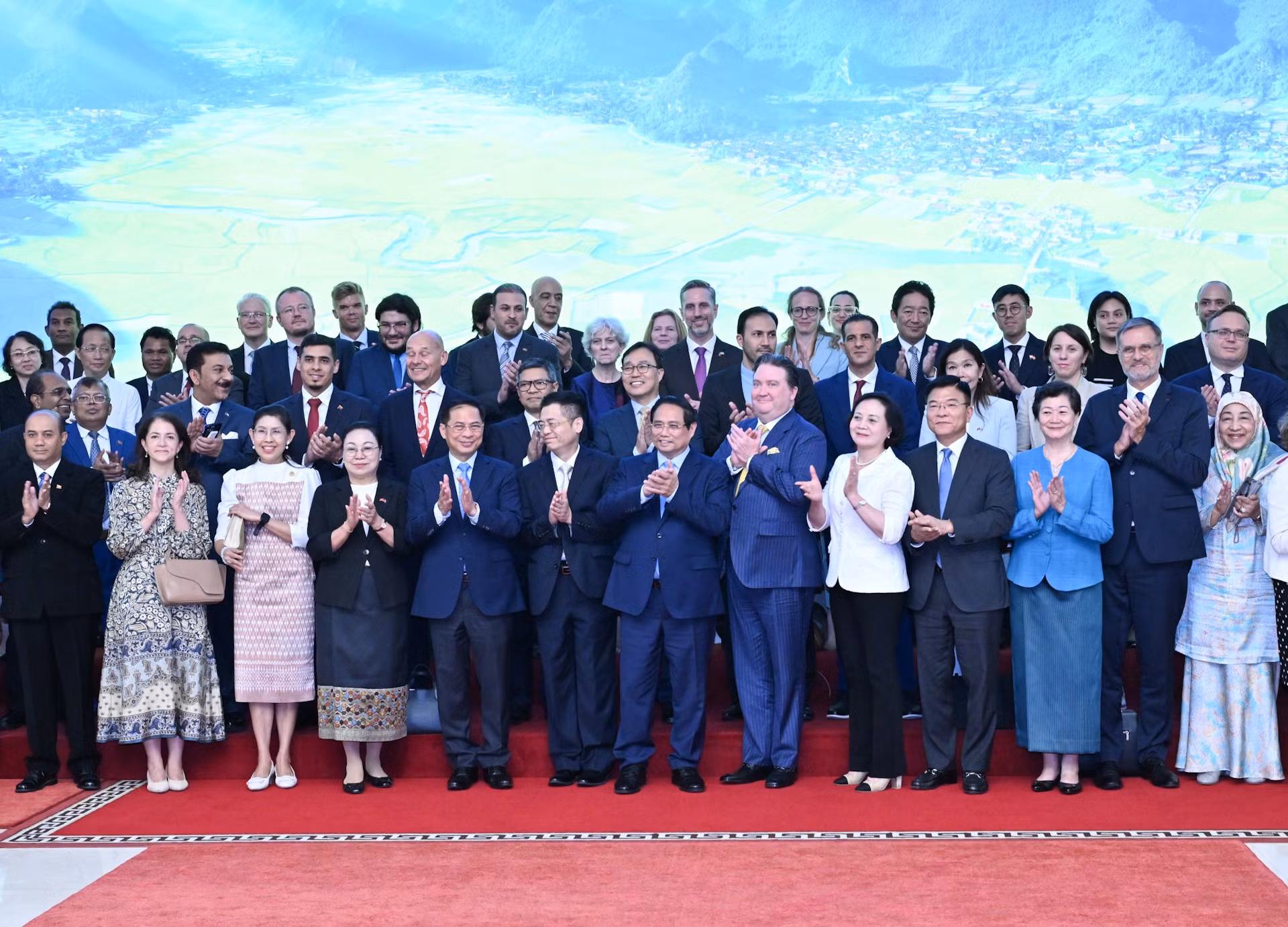 Thủ tướng Phạm Minh Chính với đại diện các Đoàn ngoại giao tại Việt Nam.