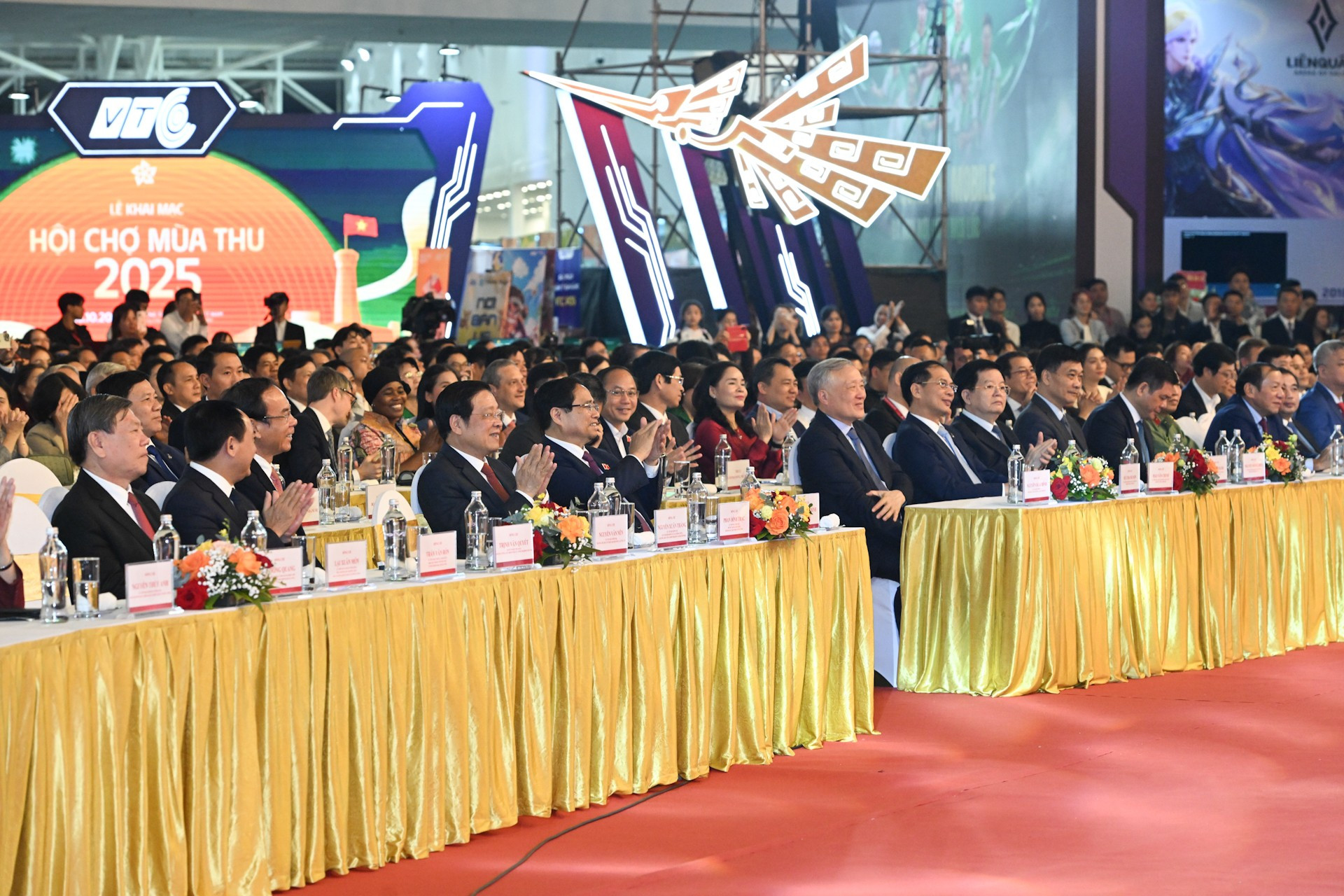 Thủ tướng Phạm Minh Chính và các đại biểu tham dự lễ khai mạc Hội chợ Mùa Thu lần thứ nhất - năm 2025. dsc-2072.jpg
