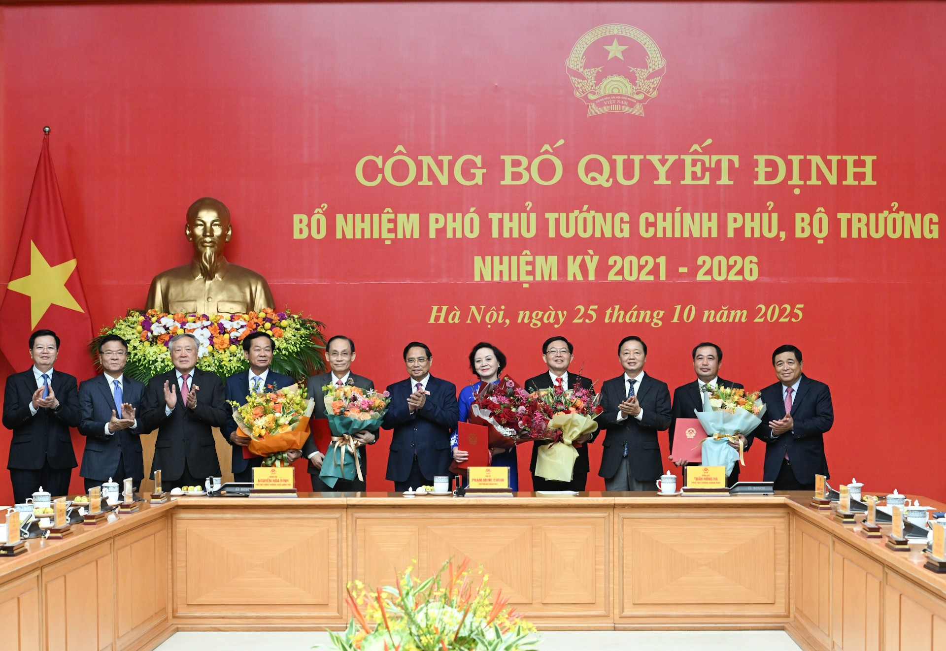 Đồng chí Phạm Minh Chính, Bí thư Đảng ủy Chính phủ, Thủ tướng Chính phủ trao quyết định bổ nhiệm Phó Thủ tướng Chính phủ, Bộ trưởng nhiệm kỳ 2021-2026.