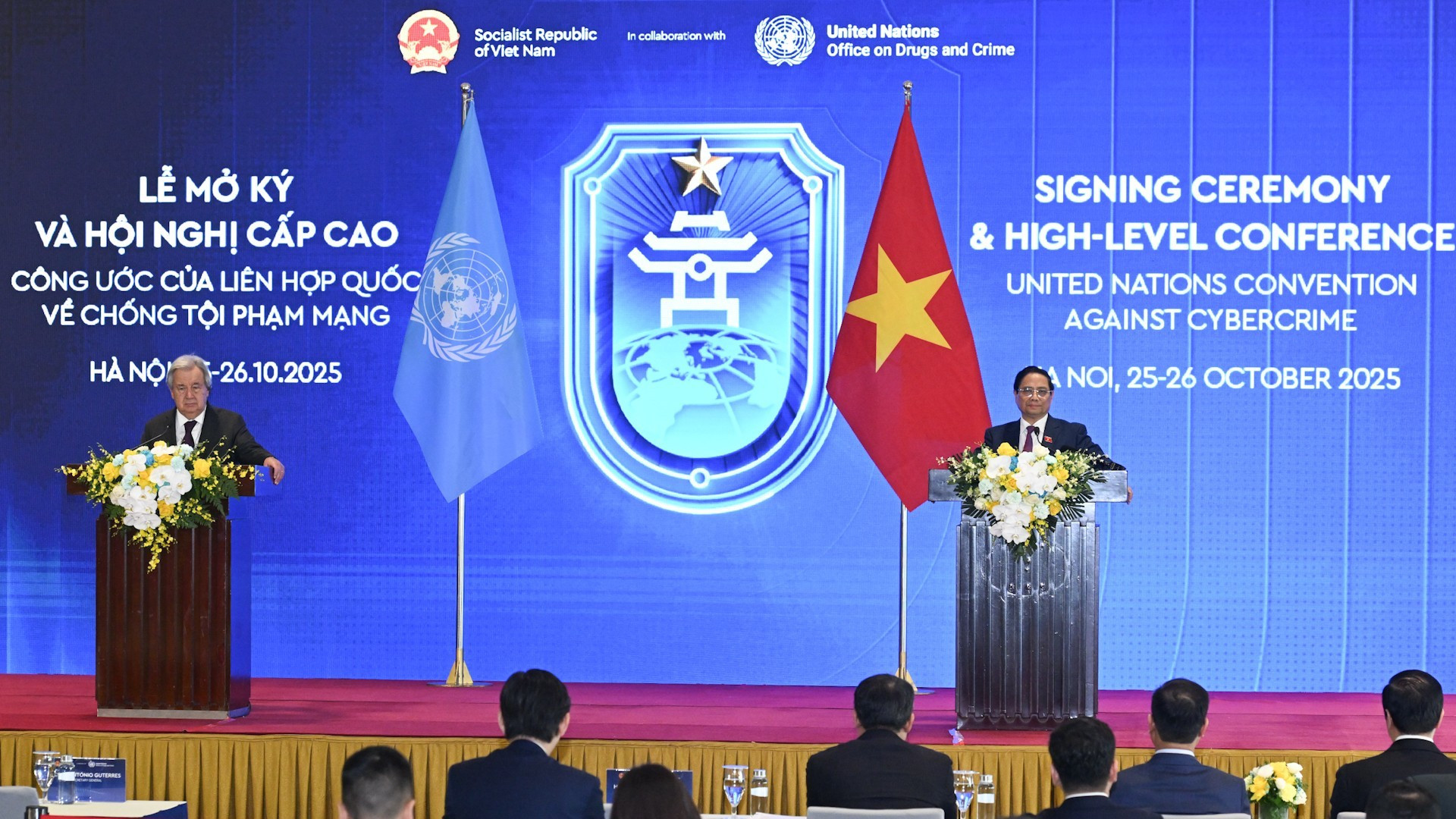 Thủ tướng Chính phủ Phạm Minh Chính cùng Tổng Thư ký Liên hợp quốc Antonio Guterres gặp gỡ báo chí tại Lễ mở ký và Hội nghị cấp cao Công ước của Liên hợp quốc về Chống tội phạm mạng.