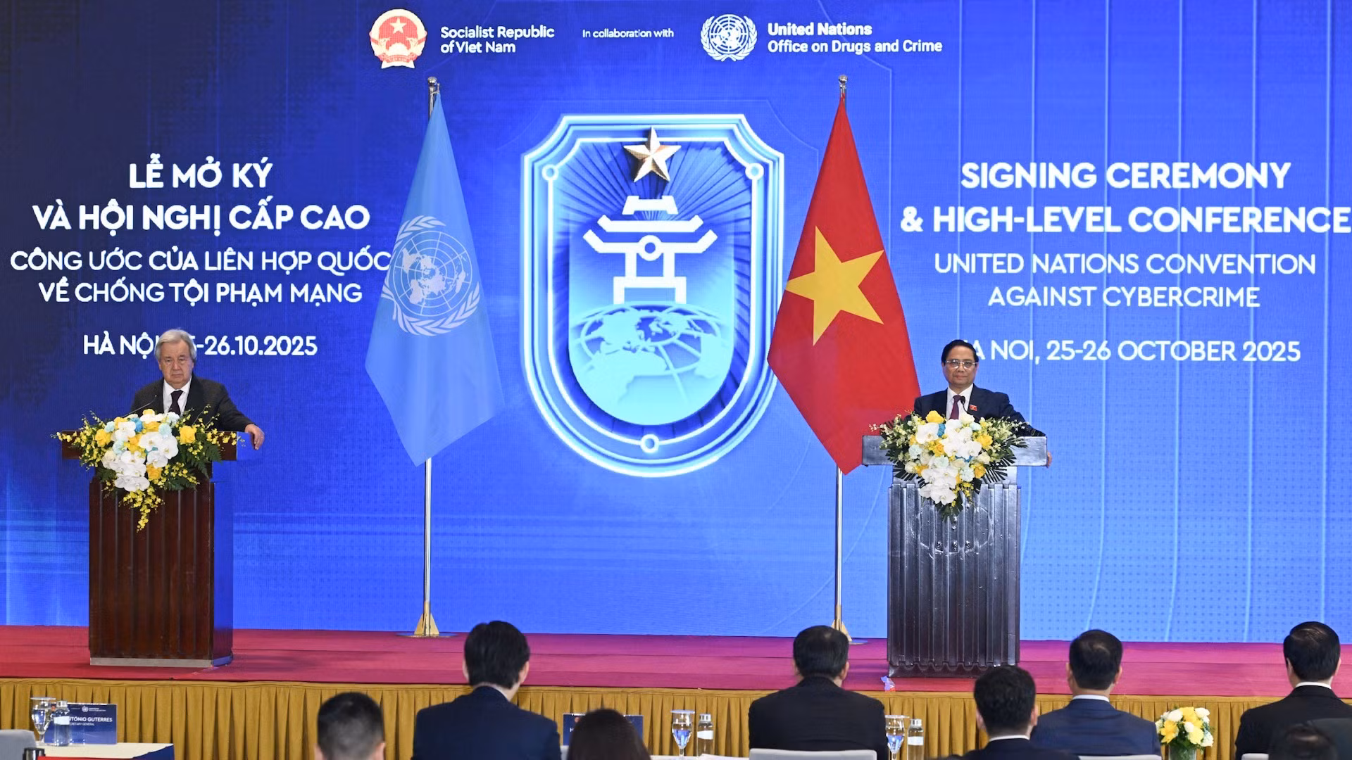 Thủ tướng Chính phủ Phạm Minh Chính cùng Tổng Thư ký Liên hợp quốc Antonio Guterres gặp gỡ báo chí tại Lễ mở ký và Hội nghị cấp cao Công ước của Liên hợp quốc về Chống tội phạm mạng.