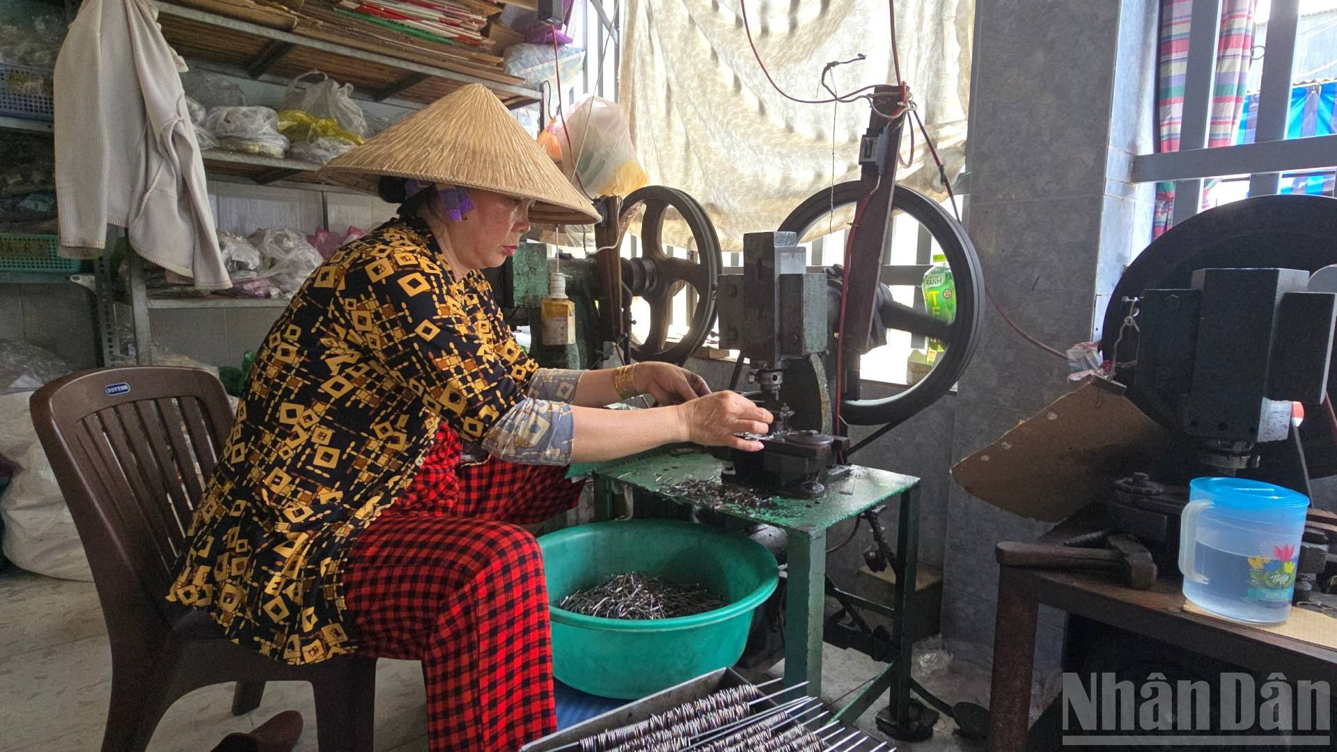 Nhiều phụ nữ tham gia làm nghề lưỡi câu ở khâu dập lưỡi câu kiếm thêm thu nhập lúc nhàn rỗi. ndo_br_a3-1.jpg