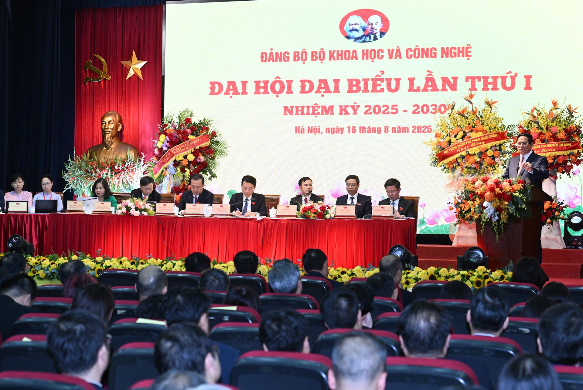 Đồng chí Phạm Minh Chính, Ủy viên Bộ Chính trị, Bí thư Đảng ủy Chính phủ, Thủ tướng Chính phủ phát biểu chỉ đạo Đại hội. dsc-9080.jpg