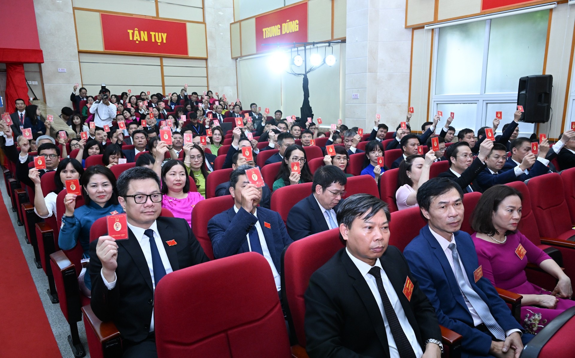 240 đại biểu, đại diện cho gần 5.000 đảng viên của 46 cơ sở đảng thuộc Đảng bộ Bộ Khoa học và Công nghệ tham dự Đại hội. dsc-8910.jpg